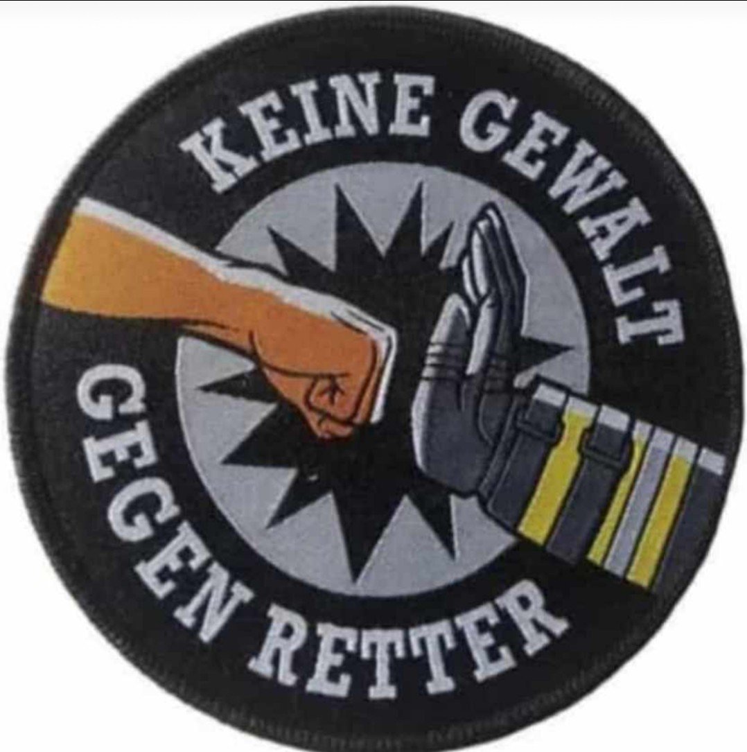 Hanzen1970's tweet photo. Gerade in Berlin sind Angriffe gegen uns Feuerwehrleuten fast schon zur Normalität geworden aber das ist einfach nur noch abartig und beweist wie tief Teile der Gesellschaft gesunken sind.
Leider werden wir in Berlin eventuell auch solche Bilder erleben wenn nicht drastisch dagegen gesteuert wird! 
Volle Solidarität und Genesungwünsche an alle französischen Kollegen🔥🚒
