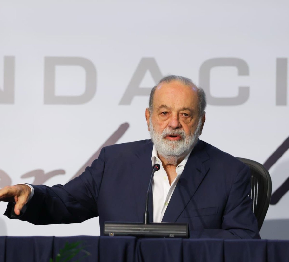 GalileoMx_'s tweet photo. Laura Artemisa en contra del proyecto inmobiliario de Carlos Slim.

Apenas unas horas después de que el empresario Carlos Slim anunciara una inyección de 4 mil millones de pesos para transformar el polígono de San Francisco en la capital poblana, la Secretaria de Bienestar del Estado, Laura Artemisa García Chávez ( @artemisa_laura ) se manifestó en contra de la gentrificación del centro histórico de Puebla.

Sin mencionar directamente al magnate, el mensaje de la funcionaria estatal se vuelve  un rechazo frontal  y una defensa  de los pequeños comerciantes frente a la expansión de los grandes corporativos.

Artemisa utiliza hábilmente la crisis generada por las recientes inundaciones en el Centro Histórico como catalizador. Sugiere que, antes de aplaudir inversiones multimillonarias, las autoridades tienen una deuda con los locatarios de los barrios fundacionales que arriesgan su propio capital y a quienes se debe "escuchar y atender" primero.