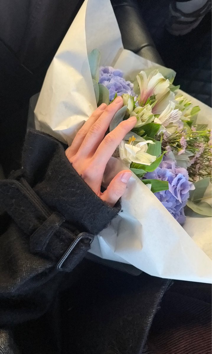 _Suli02's tweet photo. KIMYOONSIK wears Yohji’s silhouette with haunting beauty(⁎⁍̴̛͂▿⁍̴̛͂⁎)*✲*

KIMYOONSIK YOHJIYAMAMOTO SS27

#YohjiYamamotoxKIMYOONSIK
#YohjiYamamoto
#YOONSIKPFWSS27 https://t.co/5v16Pm987s