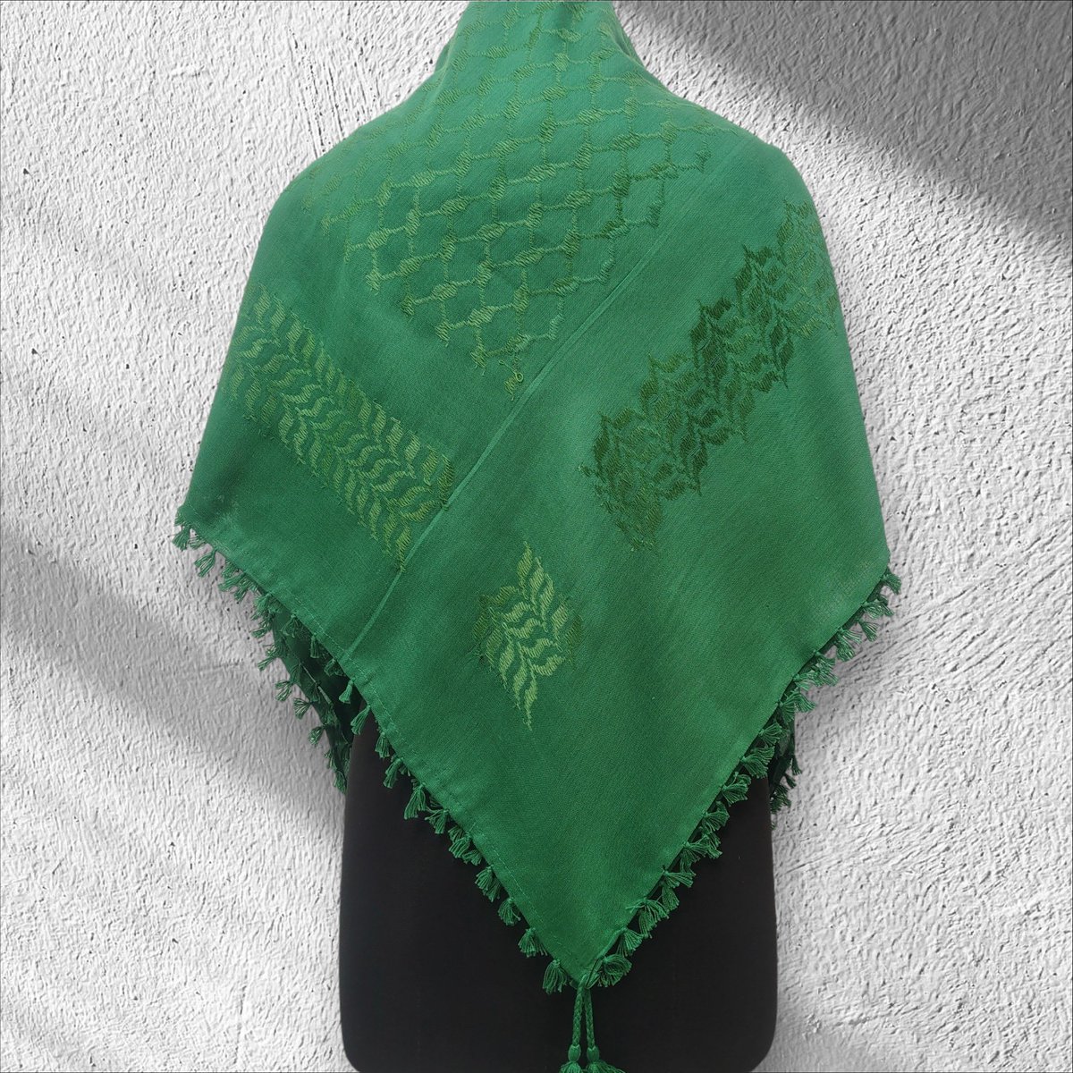 FabrifyExports's tweet photo. A little green, a lot of elegance 💚🌿✨

Timeless craftsmanship, made to be worn your way 🧣🤍

For more details 
DM or check out our shop link 
https://t.co/MZUUG5F7Pz

#GreenElegance #Handwoven #EthnicWear #TimelessStyle https://t.co/oywJXyGsJI