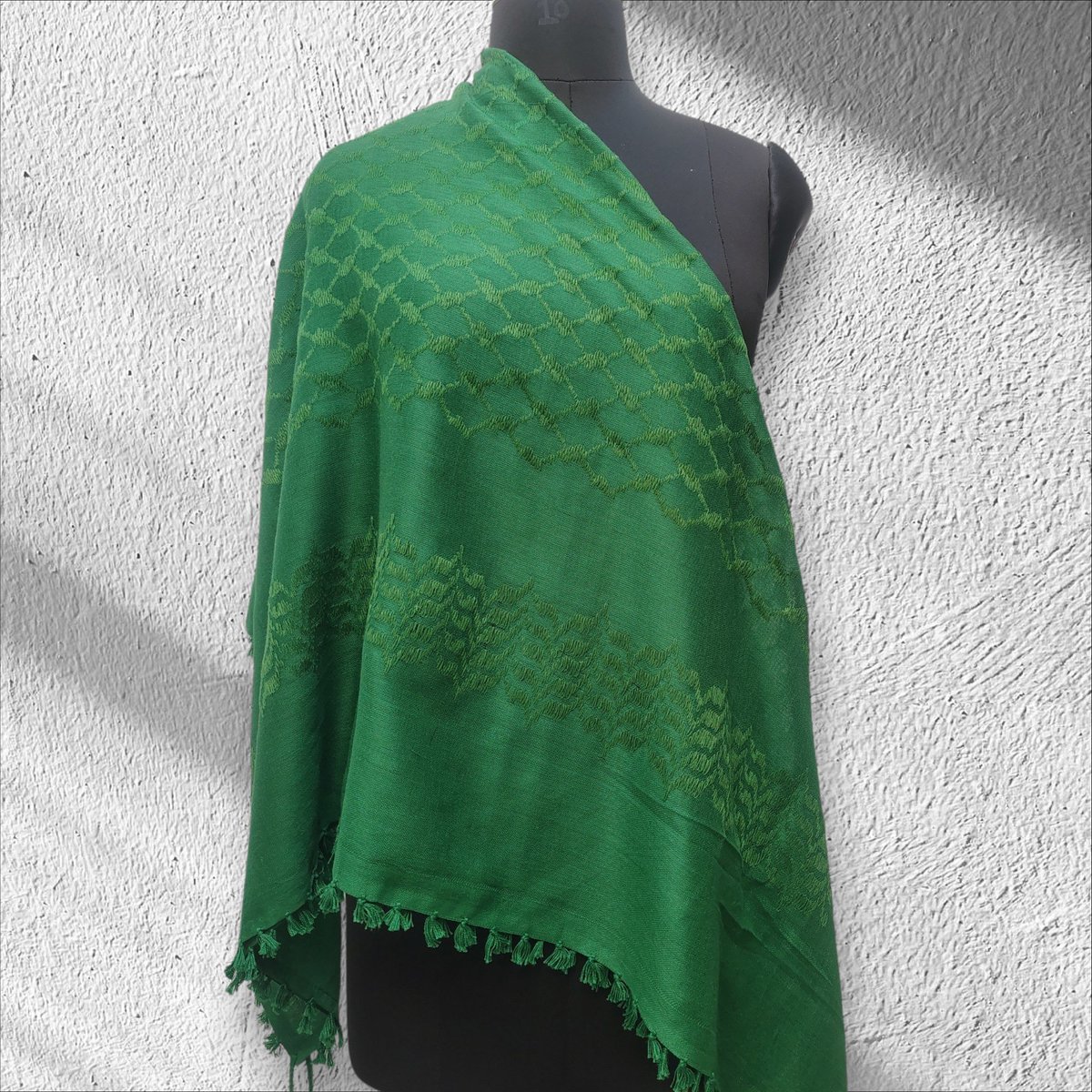 FabrifyExports's tweet photo. A little green, a lot of elegance 💚🌿✨

Timeless craftsmanship, made to be worn your way 🧣🤍

For more details 
DM or check out our shop link 
https://t.co/MZUUG5F7Pz

#GreenElegance #Handwoven #EthnicWear #TimelessStyle https://t.co/oywJXyGsJI