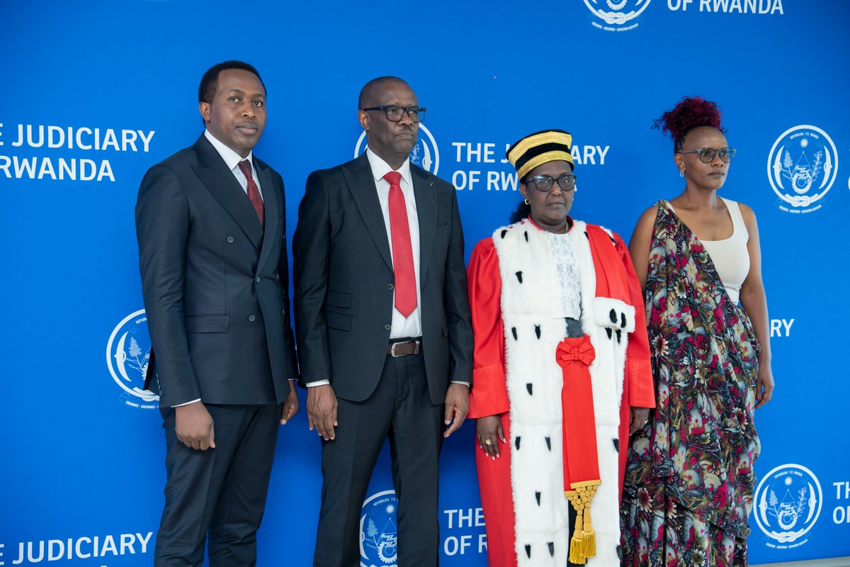 rbarwanda's tweet photo. 📷AMAFOTO 📷

Kuri uyu wa Gatanu, Perezida w’Urukiko rw’Ikirenga, Mukantaganzwa Domitilla, yakiriye indahiro z’abayobozi bashya muri Komisiyo y’u Rwanda Ishinzwe Ivugururwa ry’Amategeko (RLRC).

Barimo Visi Perezida wa RLRC, Izere Parfait; Komiseri ushinzwe Ivugururwa n’Inozamyandikire ry’Amategeko, Munezero Marie Jeanne na Komiseri ushinzwe Imyandikire y’Amategeko no Kuyahindura mu Ndimi, Ngirinshuti Samuel.

Perezida w'Urukiko rw'Ikirenga yabasabye kuzuza neza inshingano bahawe, kumenya gukorana neza na bagenzi babo no kuzirikana ko izo nshingano zifite ingaruka zikomeye ku Gihugu zishobora kuba nziza iyo abazihawe bazitwayemo neza cyangwa zikaba mbi iyo bazitwayemo nabi. #RBAAmakuru