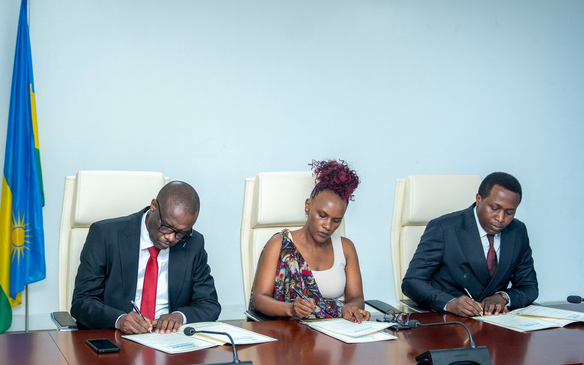 rbarwanda's tweet photo. 📷AMAFOTO 📷

Kuri uyu wa Gatanu, Perezida w’Urukiko rw’Ikirenga, Mukantaganzwa Domitilla, yakiriye indahiro z’abayobozi bashya muri Komisiyo y’u Rwanda Ishinzwe Ivugururwa ry’Amategeko (RLRC).

Barimo Visi Perezida wa RLRC, Izere Parfait; Komiseri ushinzwe Ivugururwa n’Inozamyandikire ry’Amategeko, Munezero Marie Jeanne na Komiseri ushinzwe Imyandikire y’Amategeko no Kuyahindura mu Ndimi, Ngirinshuti Samuel.

Perezida w'Urukiko rw'Ikirenga yabasabye kuzuza neza inshingano bahawe, kumenya gukorana neza na bagenzi babo no kuzirikana ko izo nshingano zifite ingaruka zikomeye ku Gihugu zishobora kuba nziza iyo abazihawe bazitwayemo neza cyangwa zikaba mbi iyo bazitwayemo nabi. #RBAAmakuru