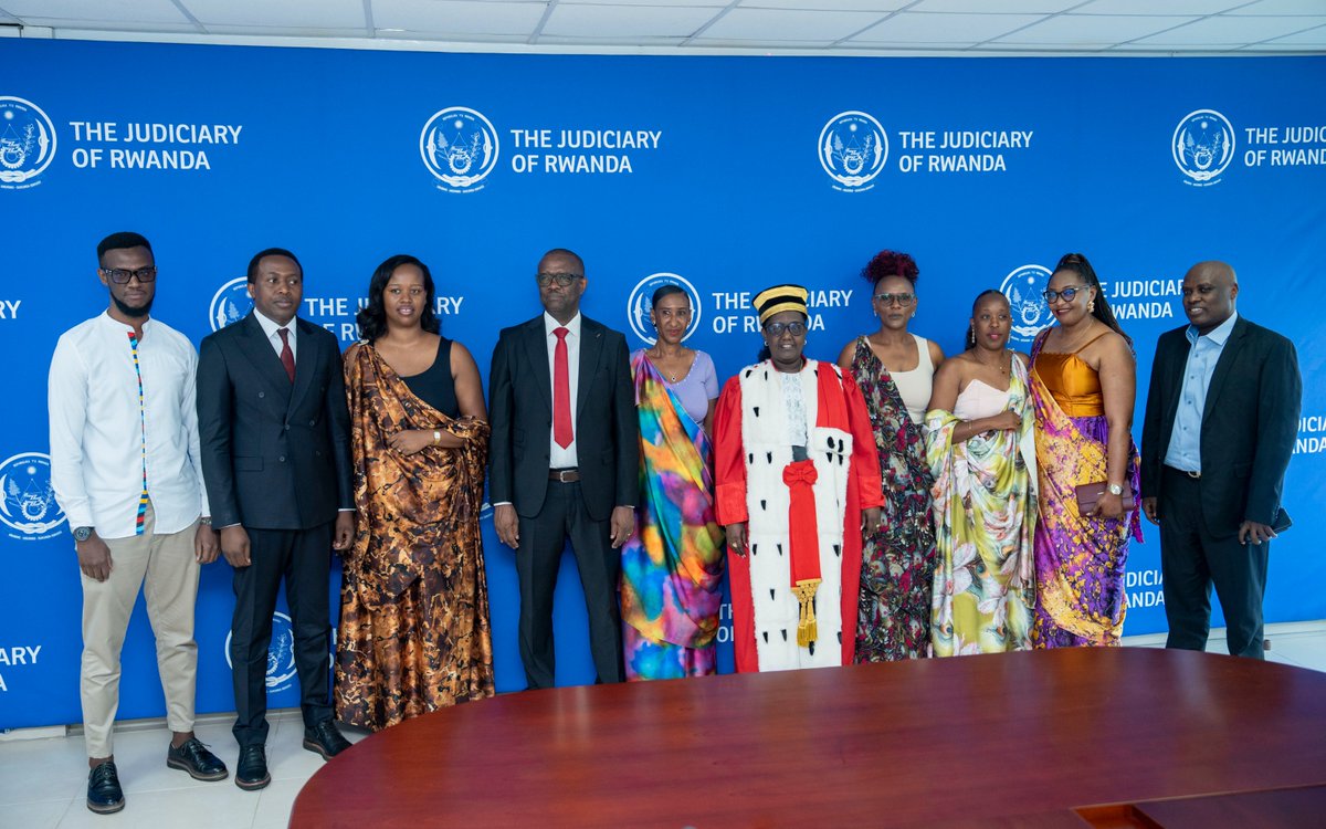 rbarwanda's tweet photo. 📷AMAFOTO 📷

Kuri uyu wa Gatanu, Perezida w’Urukiko rw’Ikirenga, Mukantaganzwa Domitilla, yakiriye indahiro z’abayobozi bashya muri Komisiyo y’u Rwanda Ishinzwe Ivugururwa ry’Amategeko (RLRC).

Barimo Visi Perezida wa RLRC, Izere Parfait; Komiseri ushinzwe Ivugururwa n’Inozamyandikire ry’Amategeko, Munezero Marie Jeanne na Komiseri ushinzwe Imyandikire y’Amategeko no Kuyahindura mu Ndimi, Ngirinshuti Samuel.

Perezida w'Urukiko rw'Ikirenga yabasabye kuzuza neza inshingano bahawe, kumenya gukorana neza na bagenzi babo no kuzirikana ko izo nshingano zifite ingaruka zikomeye ku Gihugu zishobora kuba nziza iyo abazihawe bazitwayemo neza cyangwa zikaba mbi iyo bazitwayemo nabi. #RBAAmakuru