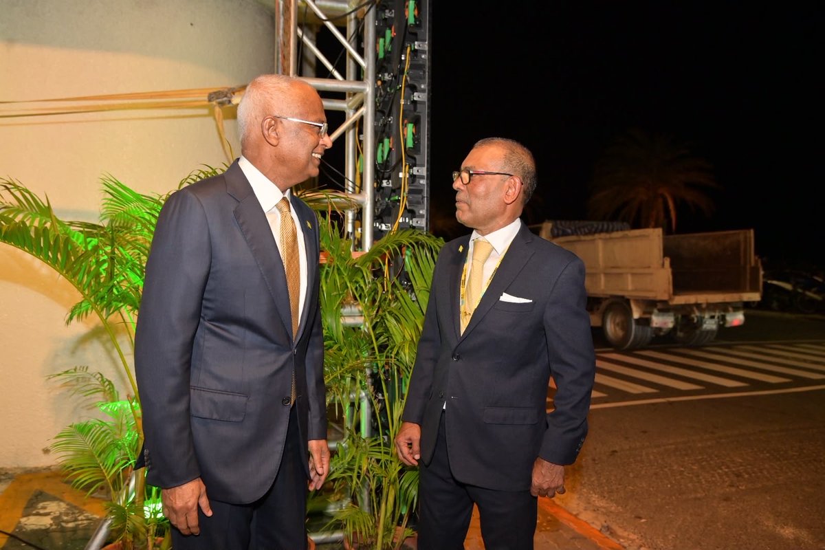 adamazim's tweet photo. ދިވެހިރައްޔިތުންގެ ޑިމޮކްރެޓިކް ޕާޓީ (އެމް.ޑީ.ޕީ) ގެ 5 ވަނަ ކޮންގްރެސް މާލެ ސިޓީ ކައުންސިލްގެ ހޯލްގައި މިހާރު ފެށިގެން ކުރިއަށްދާއިރު، އެ ޕާޓީގެ އެންމެހައި ލޮބުވެތި މެންބަރުންނަށް ހޫނު މަރުޙަބާއެއް ދަންނަވަން!
މި ކޮންގްރެސް އިންތިޒާމުކުރުމުގައި ޕާޓީގެ ލީޑަރޝިޕާއި، ސެކްރެޓޭރިއަޓް އަދި ޢާންމު މެންބަރުން ކުރައްވަމުން ގެންދަވާ ބުރަ މަސައްކަތް ފާހަގަކޮށް ޝުކުރު ދަންނަވަން. ރާއްޖޭގެ ސިޔާސީ ޙަޔާތުގައި އެމް.ޑީ.ޕީން ހޯދާފައިވާ ގިނަގުނަ ކާމިޔާބީތަކަށް މަރުޙަބާ ކިޔަމުން، މި ފަހަރުގެ ކޮންގްރެސްއަކީ ވެސް ނުހަނު ކާމިޔާބު، ޕާޓީއަށާއި ޤައުމަށް ފައިދާހުރި ނިންމުންތަކެއް ނިންމިގެންދާނެ ބައްދަލުވުމެއް ކަމުގައި އެދެން.

#MDPCongress2026
#RahvehiTharaggee
#RahvehiUfehdhun @MDPSecretariat