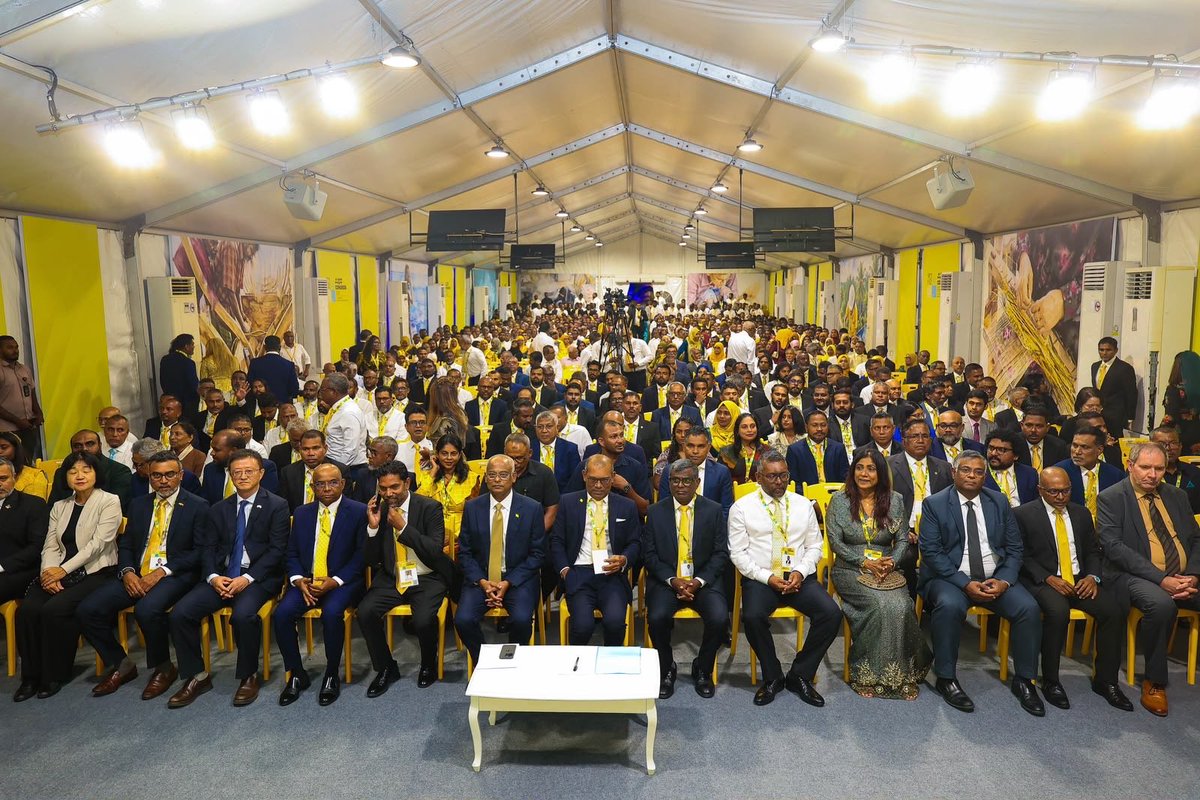 adamazim's tweet photo. ދިވެހިރައްޔިތުންގެ ޑިމޮކްރެޓިކް ޕާޓީ (އެމް.ޑީ.ޕީ) ގެ 5 ވަނަ ކޮންގްރެސް މާލެ ސިޓީ ކައުންސިލްގެ ހޯލްގައި މިހާރު ފެށިގެން ކުރިއަށްދާއިރު، އެ ޕާޓީގެ އެންމެހައި ލޮބުވެތި މެންބަރުންނަށް ހޫނު މަރުޙަބާއެއް ދަންނަވަން!
މި ކޮންގްރެސް އިންތިޒާމުކުރުމުގައި ޕާޓީގެ ލީޑަރޝިޕާއި، ސެކްރެޓޭރިއަޓް އަދި ޢާންމު މެންބަރުން ކުރައްވަމުން ގެންދަވާ ބުރަ މަސައްކަތް ފާހަގަކޮށް ޝުކުރު ދަންނަވަން. ރާއްޖޭގެ ސިޔާސީ ޙަޔާތުގައި އެމް.ޑީ.ޕީން ހޯދާފައިވާ ގިނަގުނަ ކާމިޔާބީތަކަށް މަރުޙަބާ ކިޔަމުން، މި ފަހަރުގެ ކޮންގްރެސްއަކީ ވެސް ނުހަނު ކާމިޔާބު، ޕާޓީއަށާއި ޤައުމަށް ފައިދާހުރި ނިންމުންތަކެއް ނިންމިގެންދާނެ ބައްދަލުވުމެއް ކަމުގައި އެދެން.

#MDPCongress2026
#RahvehiTharaggee
#RahvehiUfehdhun @MDPSecretariat