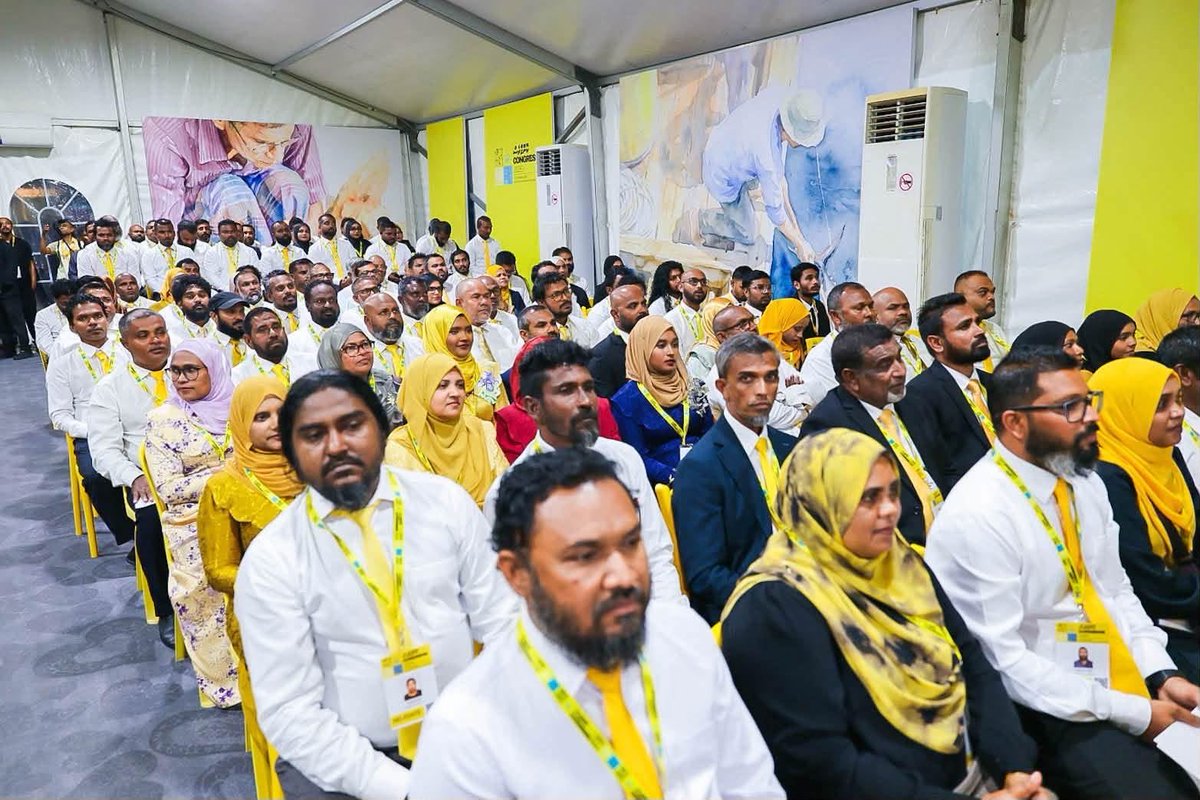 adamazim's tweet photo. ދިވެހިރައްޔިތުންގެ ޑިމޮކްރެޓިކް ޕާޓީ (އެމް.ޑީ.ޕީ) ގެ 5 ވަނަ ކޮންގްރެސް މާލެ ސިޓީ ކައުންސިލްގެ ހޯލްގައި މިހާރު ފެށިގެން ކުރިއަށްދާއިރު، އެ ޕާޓީގެ އެންމެހައި ލޮބުވެތި މެންބަރުންނަށް ހޫނު މަރުޙަބާއެއް ދަންނަވަން!
މި ކޮންގްރެސް އިންތިޒާމުކުރުމުގައި ޕާޓީގެ ލީޑަރޝިޕާއި، ސެކްރެޓޭރިއަޓް އަދި ޢާންމު މެންބަރުން ކުރައްވަމުން ގެންދަވާ ބުރަ މަސައްކަތް ފާހަގަކޮށް ޝުކުރު ދަންނަވަން. ރާއްޖޭގެ ސިޔާސީ ޙަޔާތުގައި އެމް.ޑީ.ޕީން ހޯދާފައިވާ ގިނަގުނަ ކާމިޔާބީތަކަށް މަރުޙަބާ ކިޔަމުން، މި ފަހަރުގެ ކޮންގްރެސްއަކީ ވެސް ނުހަނު ކާމިޔާބު، ޕާޓީއަށާއި ޤައުމަށް ފައިދާހުރި ނިންމުންތަކެއް ނިންމިގެންދާނެ ބައްދަލުވުމެއް ކަމުގައި އެދެން.

#MDPCongress2026
#RahvehiTharaggee
#RahvehiUfehdhun @MDPSecretariat