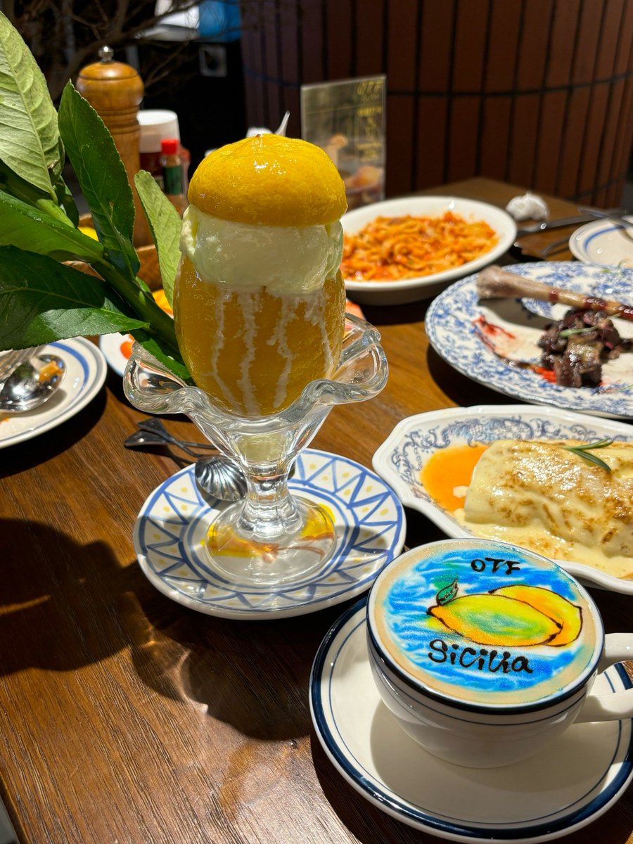 RemiGomerggvu's tweet photo. Desayunando churros con chocolate en una plaza de Sevilla, mientras el sol baa las fachadas de azulejos. Momento perfecto que guardaré por siempre! https://t.co/XsQUXZERFu