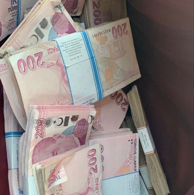 gusholderhaber's tweet photo. #SONDAKİKA | Memurlara yılda 2 kez asgari ücret tutarında ikramiye verilmesi için TBMM'ye kanun teklifi sunuldu. https://t.co/Dlx4WZiFBr