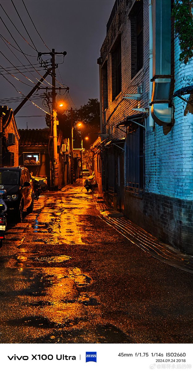 RachelHarbqn's tweet photo. Noche de ciudad, luz cálida y callejón silencioso. Un instante simple que guarda el alma de la ciudad. https://t.co/Ems6ILvyLx