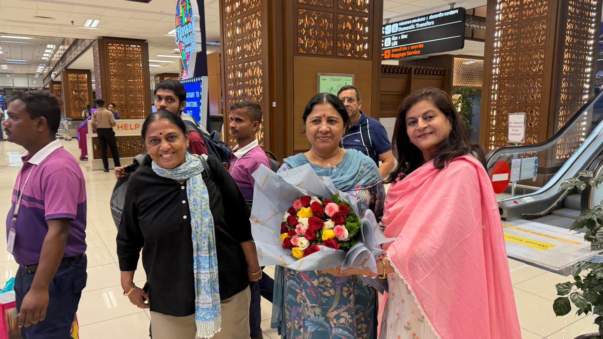 pksingh_iffco's tweet photo. विश्व मंच पर भारतीय सहकारिता का गौरव, हर इफको परिवारजन के हृदय में गर्व! 🇮🇳💐

ICA ग्लोबल बोर्ड में निदेशक निर्वाचित होने के पश्चात अहमदाबाद में प्रथम आगमन पर इफको के माननीय अध्यक्ष श्री दिलीप संघाणी साहब का विमानतल पर इफको कलोल परिवार, कर्मचारी संघ, अधिकारी संघ एवं सहकारी कार्यकर्ताओं ने स्नेहपूर्ण स्वागत एवं आत्मीय अभिनंदन किया।

आपकी यह उपलब्धि करोड़ों सहकारी साथियों के विश्वास और भारतीय सहकारिता की बढ़ती वैश्विक प्रतिष्ठा का सम्मान है। प्रत्येक इफको परिवारजन और देशवासी के लिए यह अत्यंत गौरव का क्षण है।

इस स्वागत को स्नेह, सम्मान और उत्साह से अविस्मरणीय बनाने वाले सभी साथियों का हृदय से आभार। 🙏

सहकार की शक्ति, भारत की प्रतिष्ठा—विश्व पटल पर हमारा गौरव! 🌍

#IFFCO #ICA #सहकार_से_समृद्धि