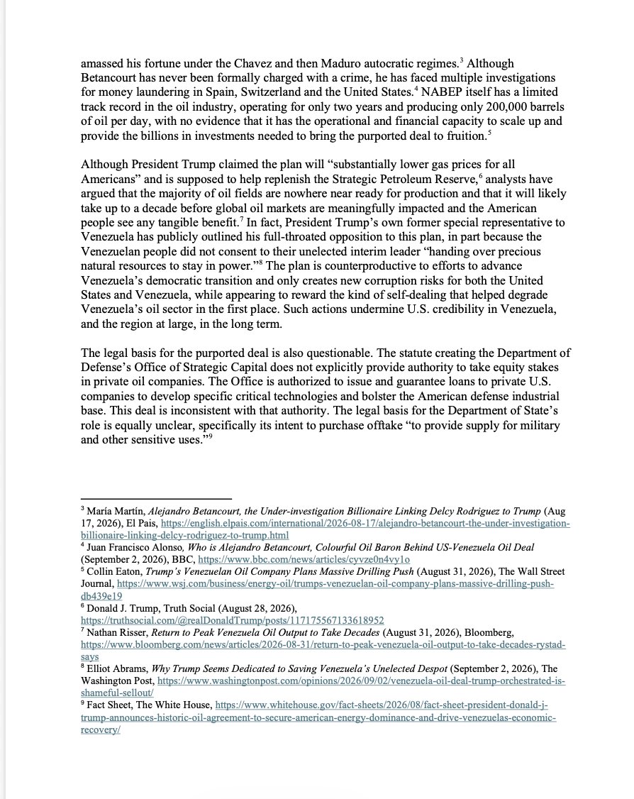 alandete's tweet photo. Importante: Los demócratas del Senado denuncian que vacío legal bloqueará el acuerdo petrolero de Betancourt. En una carta enviada el 30 de septiembre a los secretarios Marco Rubio, Pete Hegseth y Chris Wright, los demócratas Jeanne Shaheen, Jack Reed, Martin Heinrich y Elizabeth Warren, principales demócratas de los comités de  Exteriores, Fuerzas Armadas, Energía y Banca, apuntan a uno de los principales obstáculos que afronta el proyecto: la falta de una autoridad legal clara para ejecutar algunas de sus disposiciones centrales. Advierten de acciones no solo legislativas sino legales. El problema afecta especialmente al Pentágono. Según los senadores, la legislación que creó la Oficina de Capital Estratégico del Departamento de Defensa permite conceder y garantizar préstamos para tecnologías críticas y la industria de defensa, pero «no proporciona explícitamente autoridad para adquirir participaciones accionariales en compañías petroleras privadas». El acuerdo contempla, según la documentación pública citada por los legisladores, una participación estadounidense del 35% en la matriz de NABEP.
También cuestionan qué autoridad permite al Departamento de Estado comprometerse a comprar a largo plazo parte del petróleo producido. Reclaman al Gobierno que identifique las leyes en las que sustenta ambas operaciones, explique de dónde procederían los fondos y entregue el texto íntegro del acuerdo antes de que sea definitivo.
Los senadores exigen además conocer la investigación previa realizada sobre Betancourt y determinar si Trump, miembros de su familia, donantes o funcionarios actuales o anteriores de su Administración podrían obtener algún beneficio económico. La ofensiva del Senado confirma así que el proyecto no afronta únicamente dudas económicas y políticas: su arquitectura jurídica sigue siendo uno de los principales obstáculos para ponerlo en marcha.