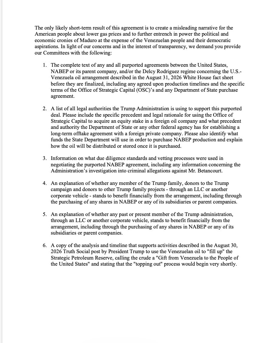 alandete's tweet photo. Importante: Los demócratas del Senado denuncian que vacío legal bloqueará el acuerdo petrolero de Betancourt. En una carta enviada el 30 de septiembre a los secretarios Marco Rubio, Pete Hegseth y Chris Wright, los demócratas Jeanne Shaheen, Jack Reed, Martin Heinrich y Elizabeth Warren, principales demócratas de los comités de  Exteriores, Fuerzas Armadas, Energía y Banca, apuntan a uno de los principales obstáculos que afronta el proyecto: la falta de una autoridad legal clara para ejecutar algunas de sus disposiciones centrales. Advierten de acciones no solo legislativas sino legales. El problema afecta especialmente al Pentágono. Según los senadores, la legislación que creó la Oficina de Capital Estratégico del Departamento de Defensa permite conceder y garantizar préstamos para tecnologías críticas y la industria de defensa, pero «no proporciona explícitamente autoridad para adquirir participaciones accionariales en compañías petroleras privadas». El acuerdo contempla, según la documentación pública citada por los legisladores, una participación estadounidense del 35% en la matriz de NABEP.
También cuestionan qué autoridad permite al Departamento de Estado comprometerse a comprar a largo plazo parte del petróleo producido. Reclaman al Gobierno que identifique las leyes en las que sustenta ambas operaciones, explique de dónde procederían los fondos y entregue el texto íntegro del acuerdo antes de que sea definitivo.
Los senadores exigen además conocer la investigación previa realizada sobre Betancourt y determinar si Trump, miembros de su familia, donantes o funcionarios actuales o anteriores de su Administración podrían obtener algún beneficio económico. La ofensiva del Senado confirma así que el proyecto no afronta únicamente dudas económicas y políticas: su arquitectura jurídica sigue siendo uno de los principales obstáculos para ponerlo en marcha.