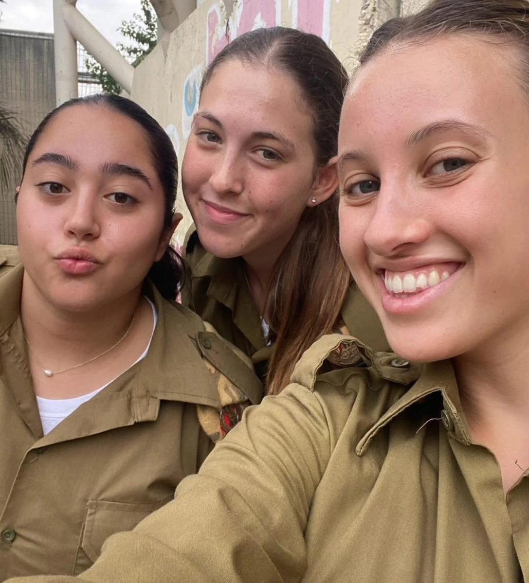 hagit01121's tweet photo. 13:52, 6.10.2023 נשלחה אלי התמונה
"שניה שולחת תמונה לממיש".

בערב הן יצאו לאכול לחצי שעה קלה בין המשמרות למסורת ה - Tea Time הראשונה והאחרונה בה ינסו להבין ולהשתלב במסורת הזו של תצפי נחל עוז.
24 שעות אחרי את כבר אינך.

תתביישו להצביע לבנימין נתניהו https://t.co/F63dBQ8Vsf