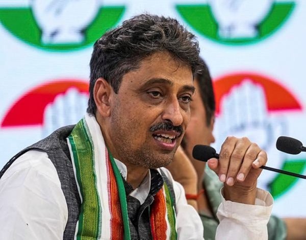 awesh29's tweet photo. आराधना मिश्र मोना को यूपी कांग्रेस का अध्यक्ष बनाने और इमरान मसूद को कार्यकारी अध्यक्ष बनाने से बहुतों को साँप सूँघ गया है। समाजवादी पार्टी को कम से कम मसूद को कार्यकारी अध्यक्ष बनाया जाना पसंद नहीं आया होगा।

 इमरान मसूद को कार्यकारी अध्यक्ष बनाने का मतलब है कि कांग्रेस अपने सम्मान से समझौता नहीं करेगी। राजेंद्र पाल गौतम, इमरान मसूद और आराधना जो तय करेंगे वही होगा। दोनों दो सौ सीट से कम पर मानने वाली नहीं है, 150 सीट तक बात बन जाए तो बड़ी बात है। कहां सपा 70 सीटों की बात कर रही।

इस बात से इनकार नहीं किया जा सकता कि कांग्रेस  पार्टी के इस दांव से यूपी में मुस्लिमों के 20 फीसदी वोट पर कांग्रेस की हकदारी सपा, बसपा से ज्यादा बढ़ गई है। 12 फीसदी ब्राह्मण भी यकीनन नए सिरे से सोचेगा। 

पार्टी ने सीट बंटवारे को इरादों के अनुरूप तय करने के लिए ही  इमरान मसूद को यह महत्वपूर्ण जिम्मा सौंपा है।  देखना है वह कितने सफल होते हैं।

सपा के लिए अब बड़ी चुनौती होगी कि वो मुस्लिमों और हिन्दू सर्वणों के वोट कैसे हासिल करे? मुसलमान परंपरागत ढंग से सपा की ओर देखते रहे हैं लेकिन इस बार हालात बदले हैं। 

तमाम मस्जिदों के विध्वंस, सम्भल से लेकर प्रदेश के कोने कोने तक अत्याचार और आजम खान को लेकर जिस तरह की सपा के शीर्ष नेतृत्व में खामोशी रही है उसका असर गहरा है।कांग्रेस ही ताकत दे सकती है।
