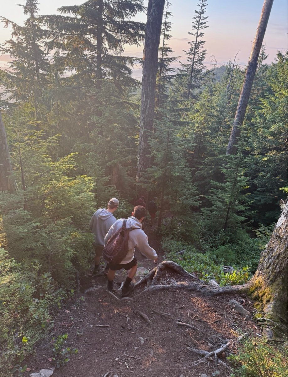 peachnpops's tweet photo. At 3:30 a. m., six Nanaimo team members climbed Mount Benson. Four hours later, they were headed to work. Respect to Sheldon Unger, Mitch Jarman, Ryland Hand, Dreece Beaudoin, Ethan Biglete and Kaleb Harker. https://t.co/usEE1poEUA