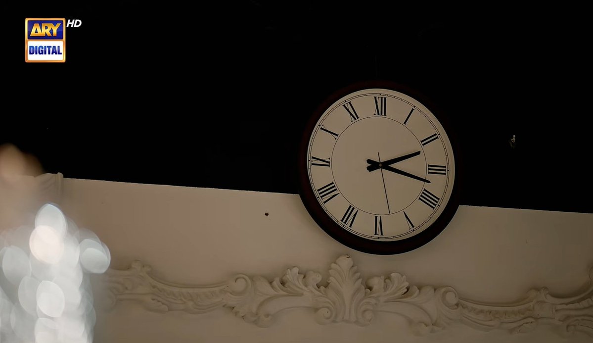 fthumna's tweet photo. The wrong time shown on the clock qnd "4:30" guzar chukay hain was the highlight of todays ep #darenijaat https://t.co/H5Tp9CYkiL