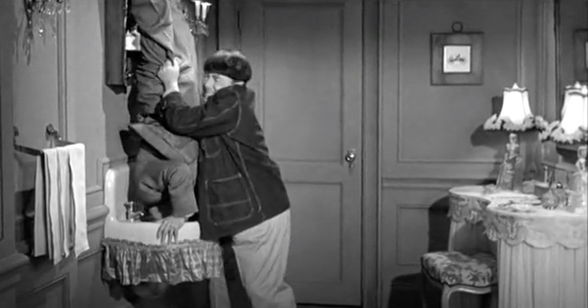 ClownRaynbow's tweet photo. https://t.co/jlWlhZPPGb
Released October 4, 1956 - "Scheming Schemes" (1956) starring the #threestooges (Moe, Larry, Shemp) with Emil Sitka, Kenneth MacDonald, Christine McIntyre, Symona Boniface https://t.co/FsVT9ZJvcN