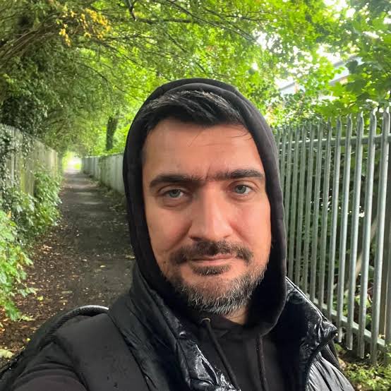 ersoydede's tweet photo. ÇAKMA DEDEKTİF HAKKINDA SORUŞTURMA BAŞLATILDI

“Gıda Dedektifi” hesabının sahibi Musa Özsoy hakkında Bakırköy Cumhuriyet Başsavcılığı tarafından soruşturma başlatıldı. 

Dosyada yanıltıcı sağlık beyanlarından sponsorluk ilişkilerine, 8 milyon TL’lik kitle fonlaması girişiminden İngiltere’deki şirketlerin evraklarına kadar bir dizi iddia inceleniyor..

Ancak dosyanın belki de en kritik sorusu şu: Tüketici, bağımsız bir “gıda denetçisi” izlediğini düşünürken karşısında ticari ilişkileri bulunan bir yayıncı mı vardı? 

Soruşturmaya ilişkin haberlerde Özsoy’un sponsorluk ilişkisi bulunan markalar ile bulunmayan markalara farklı ölçütlerle yaklaştığı iddia ediliyor. 

Savcı şimdi bu iddianın peşinde..
 
Üstelik Özsoy daha önce devletin resmî denetimine de takılmıştı. Reklam Kurulu, 2024 yılında “Gıda Dedektifi” hesabının internet sitesindeki bir ürün tanıtımında mevzuata aykırı sağlık/beslenme beyanları bulunduğunu belirleyerek 550 bin 59 TL idari para cezası ve reklamları durdurma kararı verdi. 

Bakırköy Cumhuriyet Başsavcılığı’nın bugün başlattığı soruşturmada, 2023’teki 8 milyon TL’lik para toplama girişimi de mercek altında..