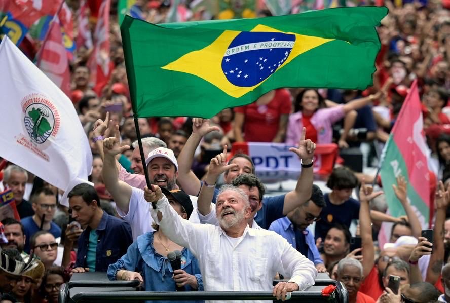 lazarorosa25's tweet photo. @LulaOficial Mais uma mentira do Nikolas e da extrema direita que cai por terra. Pra cima, presidente!

DOMINGO É 13
AGORA É LUIZ INÁCIO 
LULA REELEITO https://t.co/X74CH1xH84