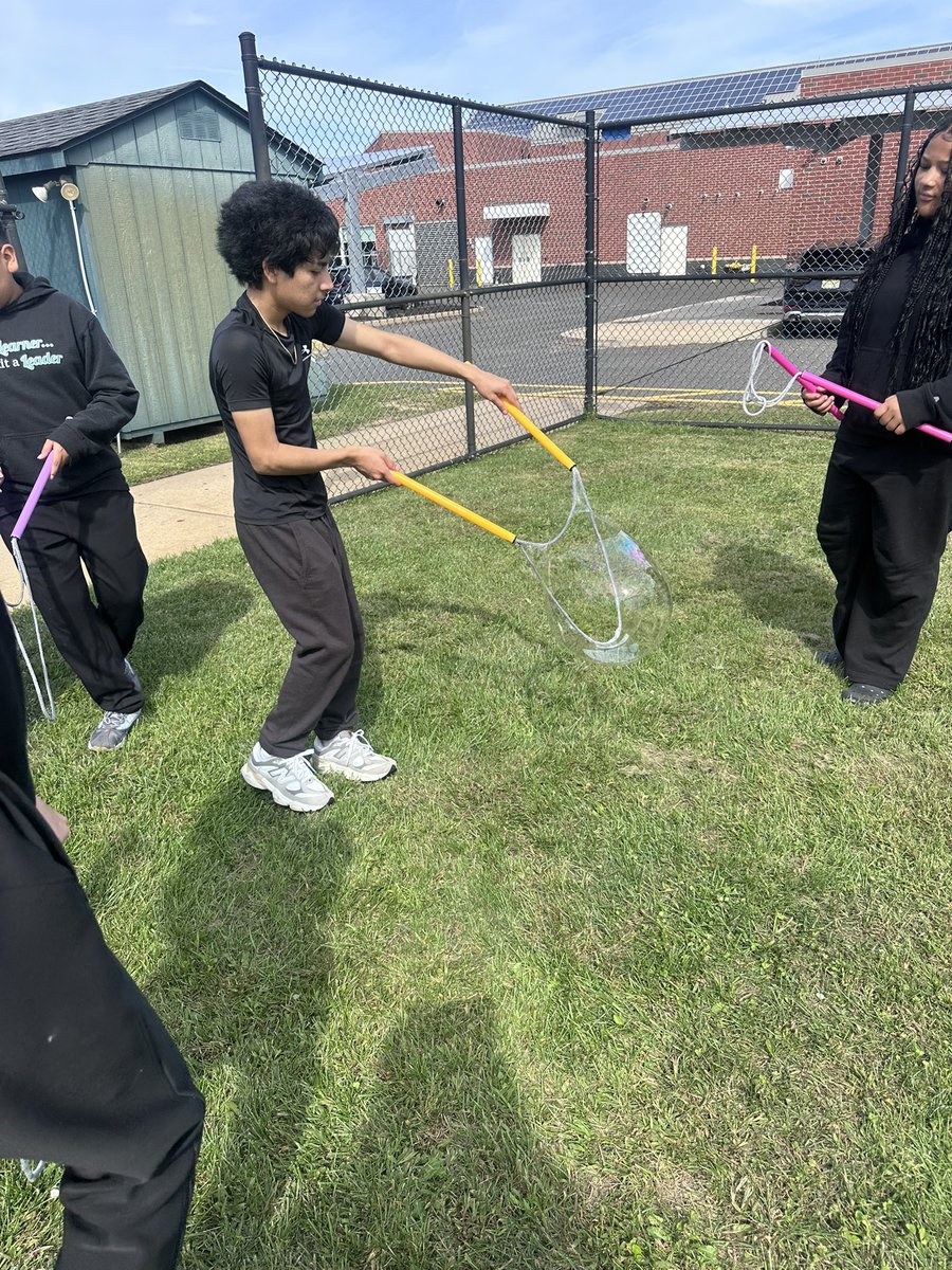 Candice0176's tweet photo. Period C concluded room temperature solution is the best at making bubbles. Happy Friday! #scienceisfun
And a special thank you to @DonorsChoose and all the awesome donors out there for making this awesome extension possible. https://t.co/F7Z90tBNbQ