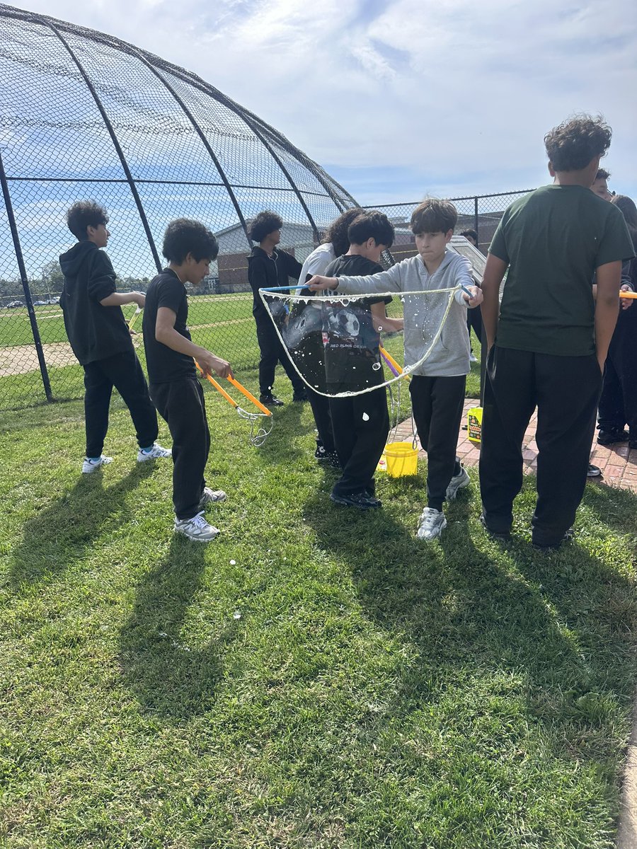 Candice0176's tweet photo. Period C concluded room temperature solution is the best at making bubbles. Happy Friday! #scienceisfun
And a special thank you to @DonorsChoose and all the awesome donors out there for making this awesome extension possible. https://t.co/F7Z90tBNbQ