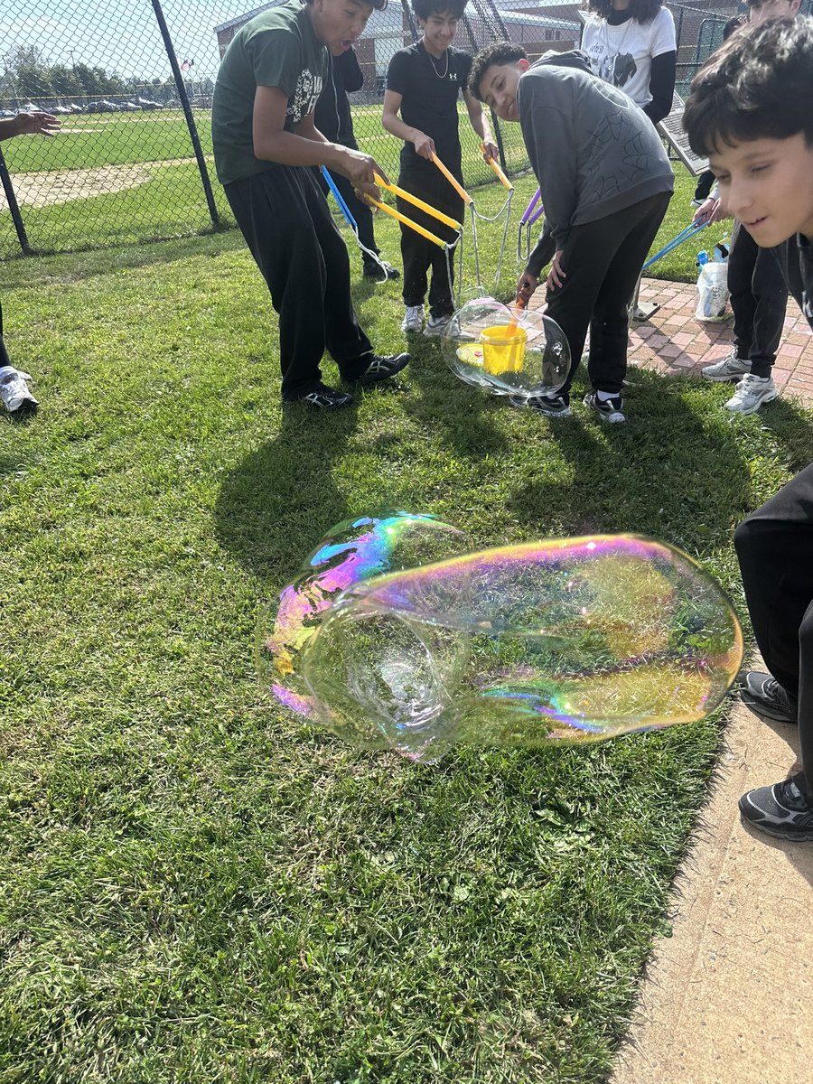 Candice0176's tweet photo. Period C concluded room temperature solution is the best at making bubbles. Happy Friday! #scienceisfun
And a special thank you to @DonorsChoose and all the awesome donors out there for making this awesome extension possible. https://t.co/F7Z90tBNbQ