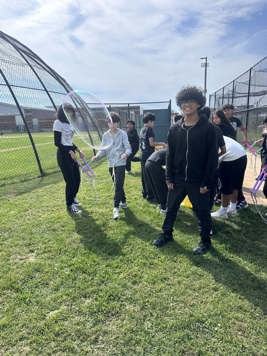 Candice0176's tweet photo. Period C concluded room temperature solution is the best at making bubbles. Happy Friday! #scienceisfun
And a special thank you to @DonorsChoose and all the awesome donors out there for making this awesome extension possible. https://t.co/F7Z90tBNbQ
