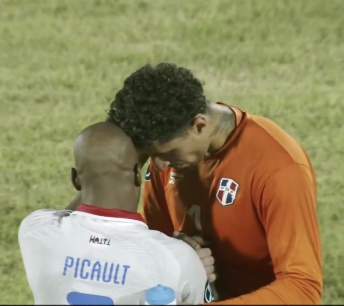 Caleb_Jephte's tweet photo. Youn nan bèl imaj aprè match yèswa a, se Fafa Picault ak Xavier Valdez, gadyen Dominiken an. 🙏🏽

Mesye yo te pran yon ti moman ansanm pou priye aprè abit lan te sifle fen match la. 

Yo tou 2 se kretyen e yo te gen chans jwe ansanm nan Houston Dynamo an 2022. 🇭🇹🤝🇩🇴 https://t.co/opTEhjC8ky