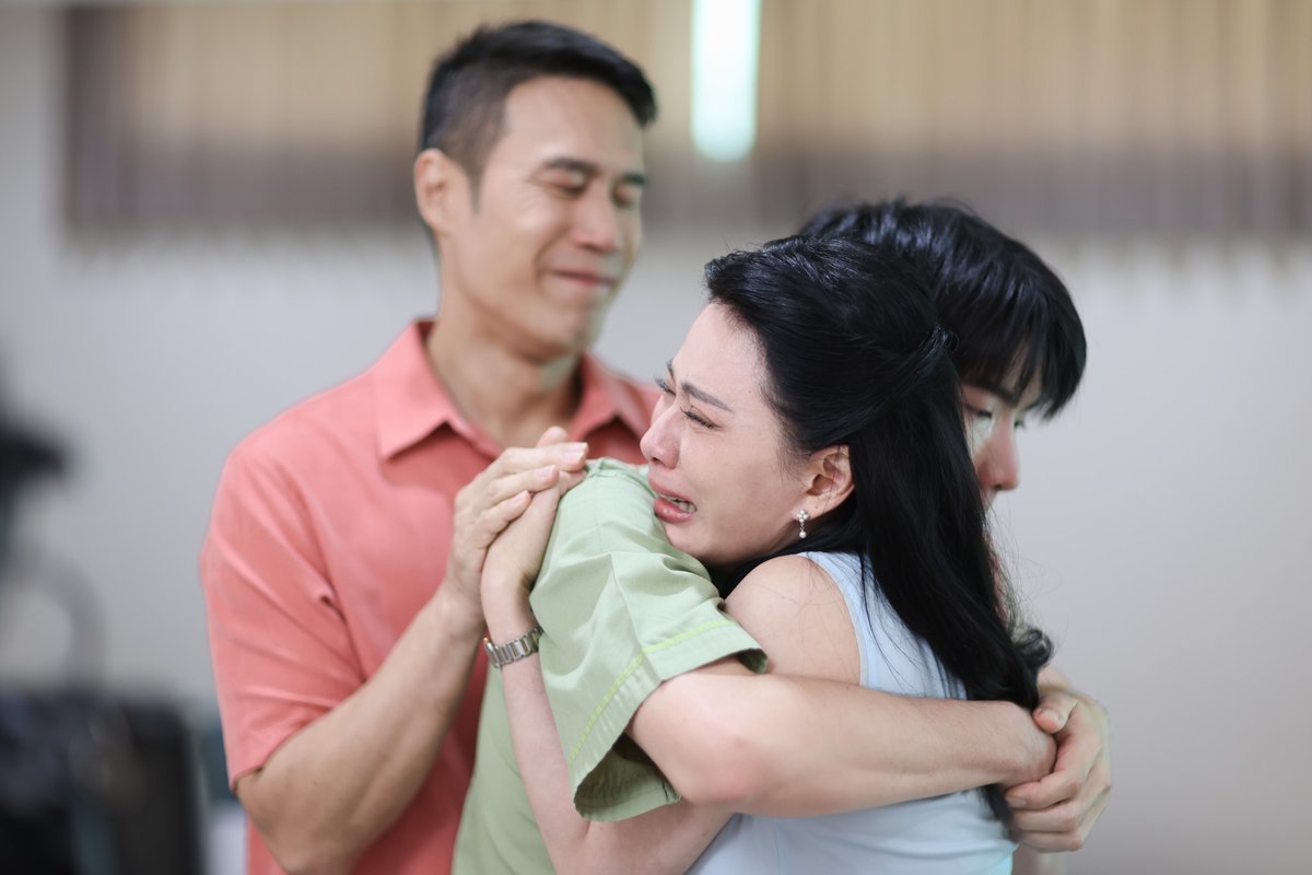 jp_dechchart's tweet photo. while watching Ep 8, during the conversation with his mom and dad, I remembered how much I cried when I read the novel, and I cried just as hard during this episode too 😭 

SHINING LOVE IN THE HEART
#WEIRDO101SeriesEP8 https://t.co/PSXDiZy0BH
