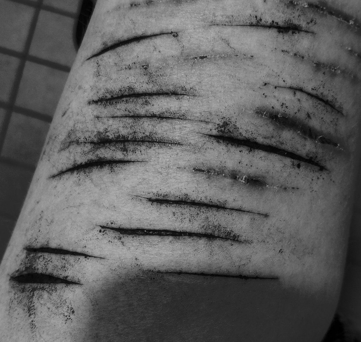 justusjonasirl's tweet photo. Oops ig #shedrtwt ignore how FAT MY THIGH IS all fake all sfx Halloween makeup practice fake body not real ai generated https://t.co/dg0SjAuf71