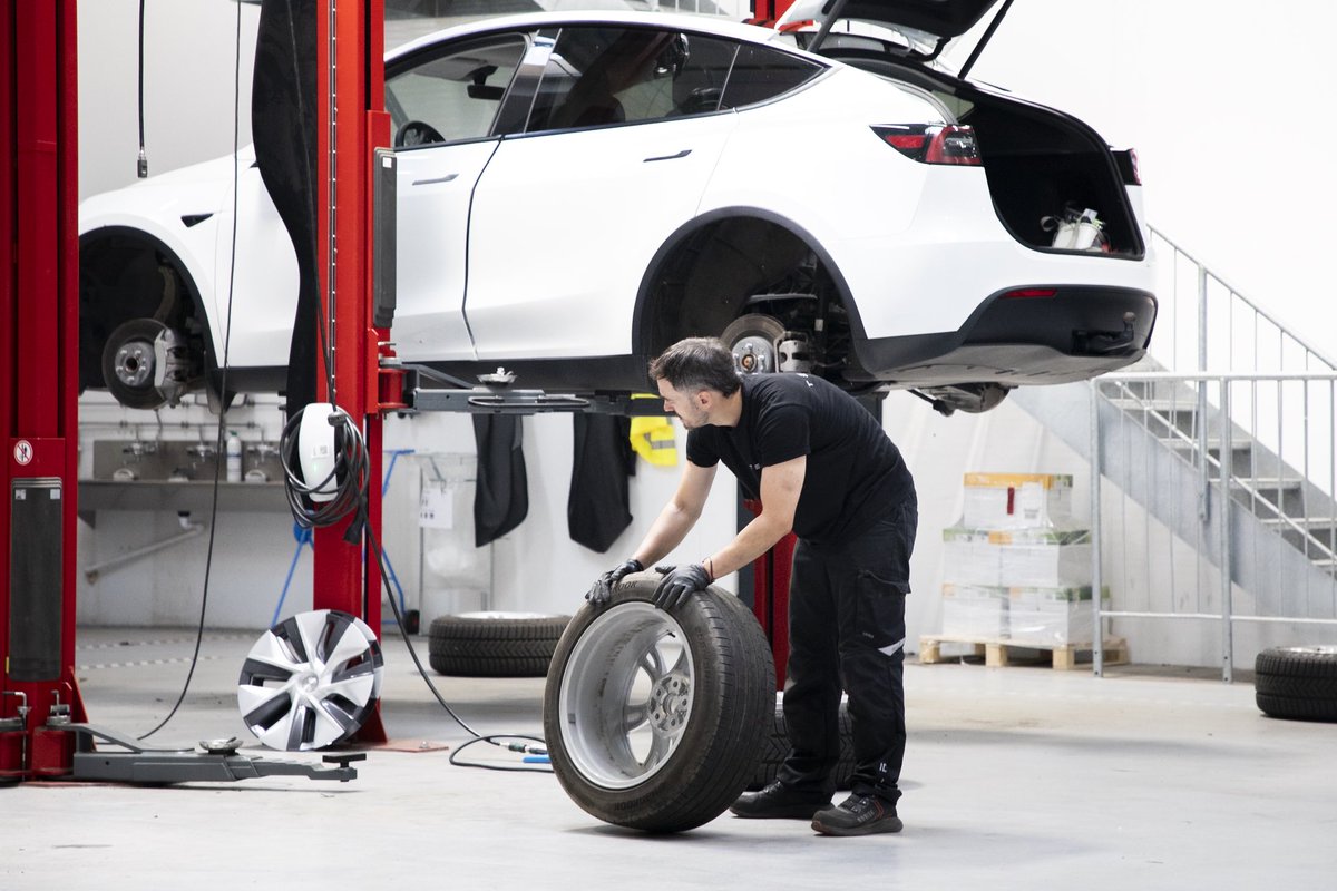 tesla_uk's tweet photo. We’re hiring Service Technicians across the UK 

- Work in modern and cutting edge facilities
- Competitive pay + Tesla equity
- Set schedules for work, no surprise overtime
- Fast-track progression &amp; training

Check out roles here ↓
https://t.co/ipvx56S6Fz https://t.co/uE7twvkt7I