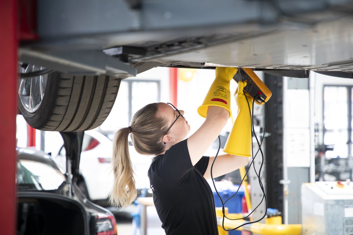 tesla_uk's tweet photo. We’re hiring Service Technicians across the UK 

- Work in modern and cutting edge facilities
- Competitive pay + Tesla equity
- Set schedules for work, no surprise overtime
- Fast-track progression &amp; training

Check out roles here ↓
https://t.co/ipvx56S6Fz https://t.co/uE7twvkt7I