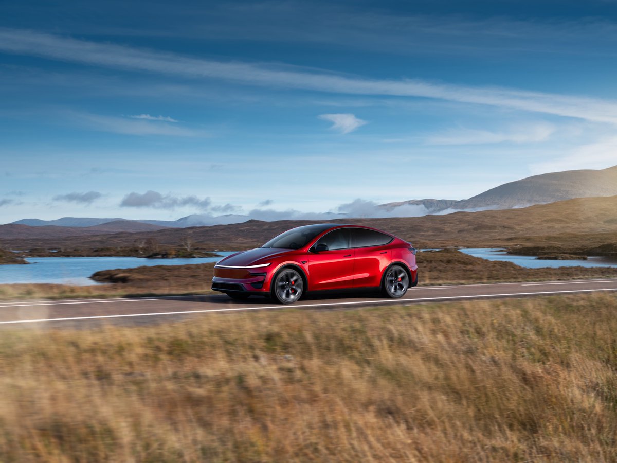 tesla_uk's tweet photo. We’re hiring Service Technicians across the UK 

- Work in modern and cutting edge facilities
- Competitive pay + Tesla equity
- Set schedules for work, no surprise overtime
- Fast-track progression &amp; training

Check out roles here ↓
https://t.co/ipvx56S6Fz https://t.co/uE7twvkt7I