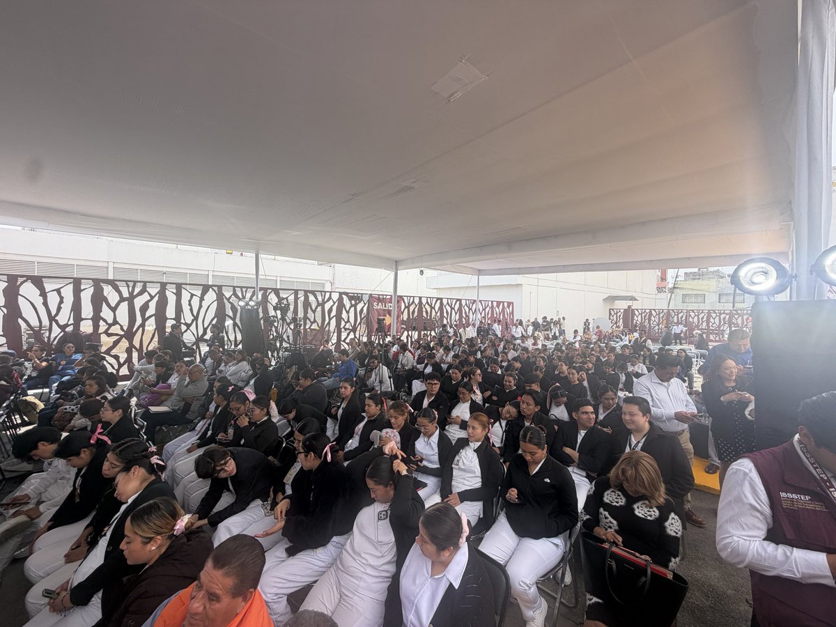 JuanTMias's tweet photo. Como ven?

Más de una hora médicos y enfermeras del Isstep esperando que el patrón llegue  a decir mamadas 

Y la gente que necesita atención, bien gracias 

El evento debio iniciar 10:00

Más de una hora de retraso y el otro más 

@BruceJulis @CazaBots4 @LaAldeaPoblana https://t.co/LdJOJnuFdG