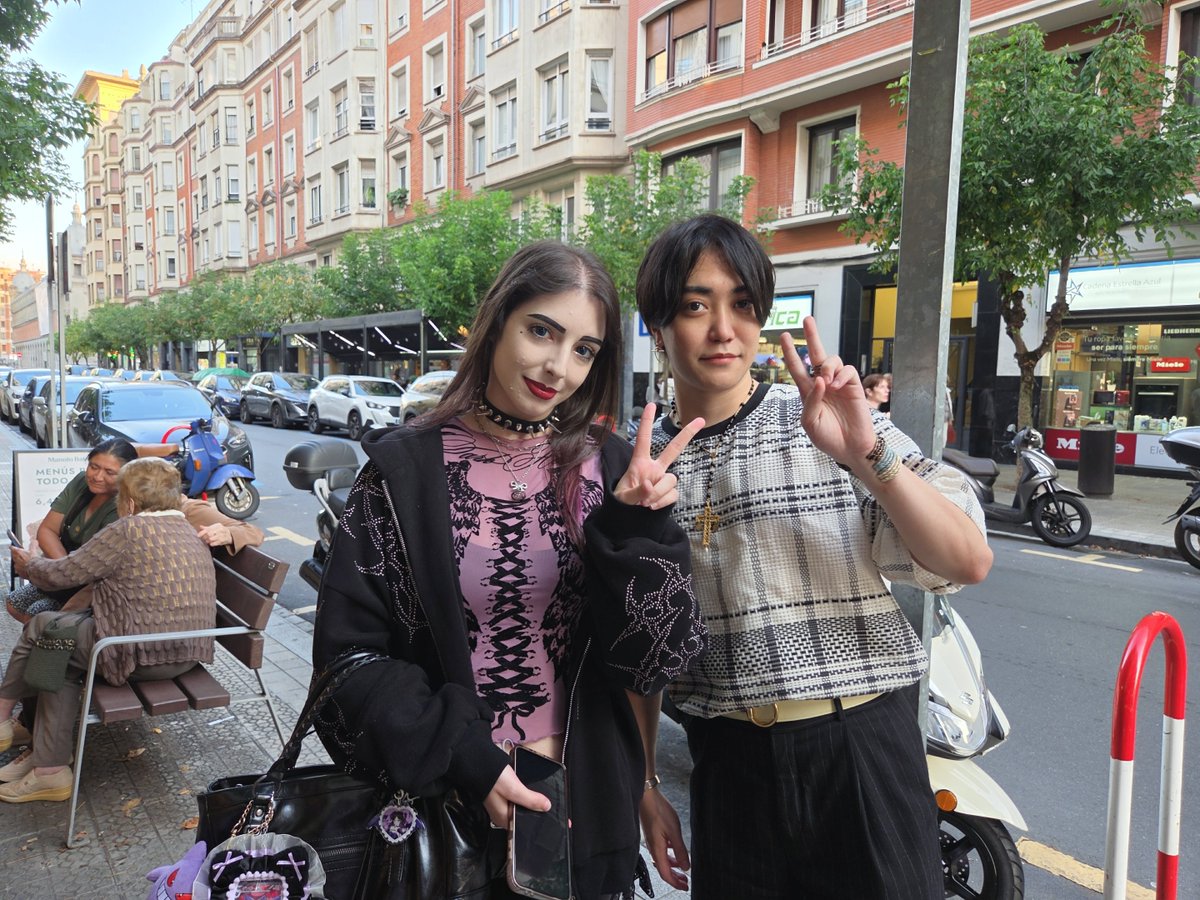 nyalra's tweet photo. スペインの街中を散歩していたらファンの女の子に声掛けられてビックリした。
日本語がすっごい上手な子でした♫ https://t.co/DVMf13wcPi