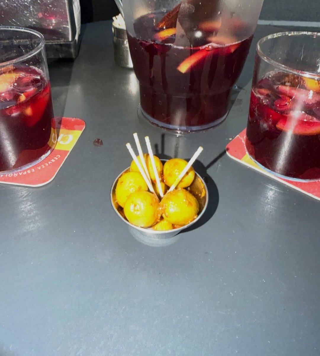 somdbuzinadolix's tweet photo. as duas bebidas, as duas cadeiras. https://t.co/rNhtKKQy4K