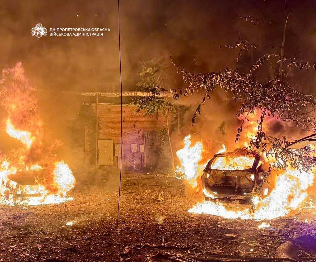 angelshalagina's tweet photo. 🤬 russia is attacking civilians in Dnipro again.

A residential area is on fire after a russian strike.

People are reportedly trapped inside their apartments while rescuers work at the scene. https://t.co/LROyH0szGJ