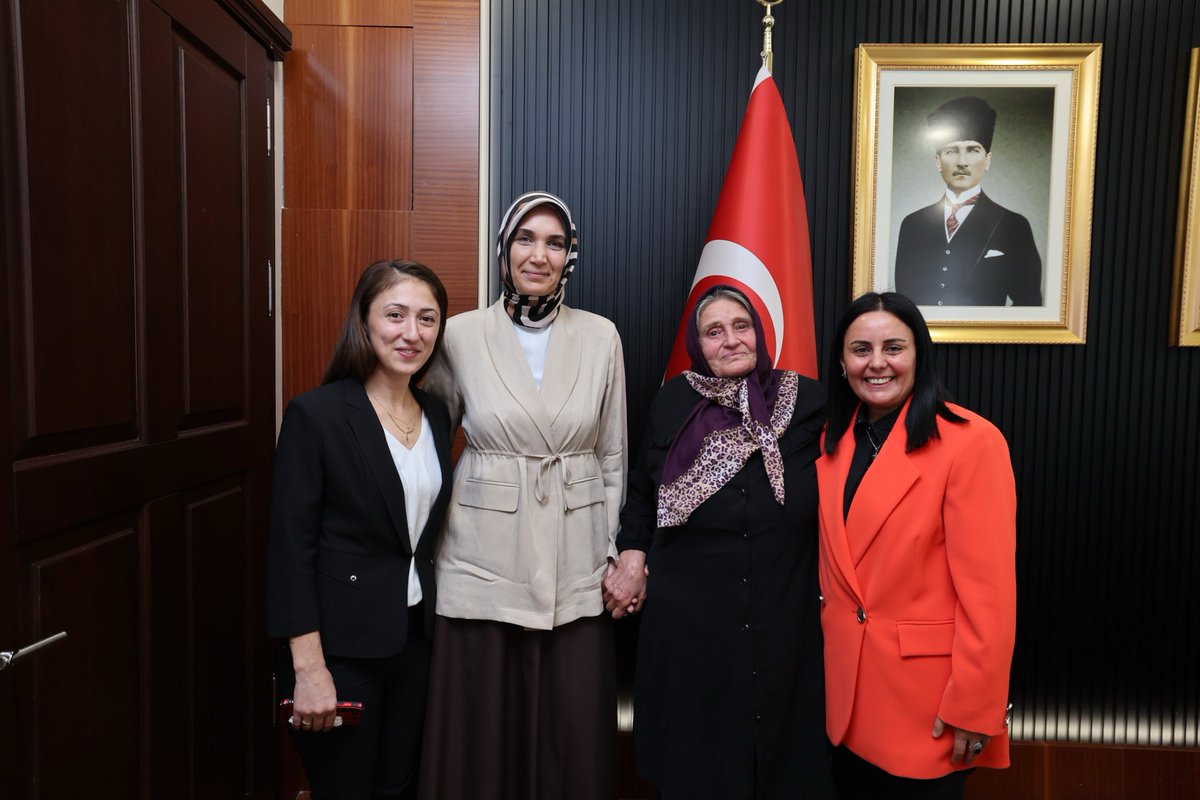 hatice_atan73's tweet photo. 🇹🇷 Vefa ve Minnetle

İçişleri Bakan Yardımcımız Sayın Doç. Dr. Kübra Güran Yiğitbaşı’ nın riyasetinde; 

Vatanımızın bekası uğruna canlarını feda eden aziz şehitlerimizin bizlere emaneti olan kıymetli ailelerimiz ve onur timsali gazilerimizle bir araya geldik. Gönlü vatan sevgisiyle dolu, sabrın ve metanetin timsali olan tüm şehit ailelerimiz ve gazilerimiz her zaman başımızın tacı, gönlümüzün en müstesna yerinde olacaklardır. 

Devletimizin şefkat eli ve tüm imkânları, güçlü bir iradeyle daima yanlarında olacaktır.

@kubrayigitbasi