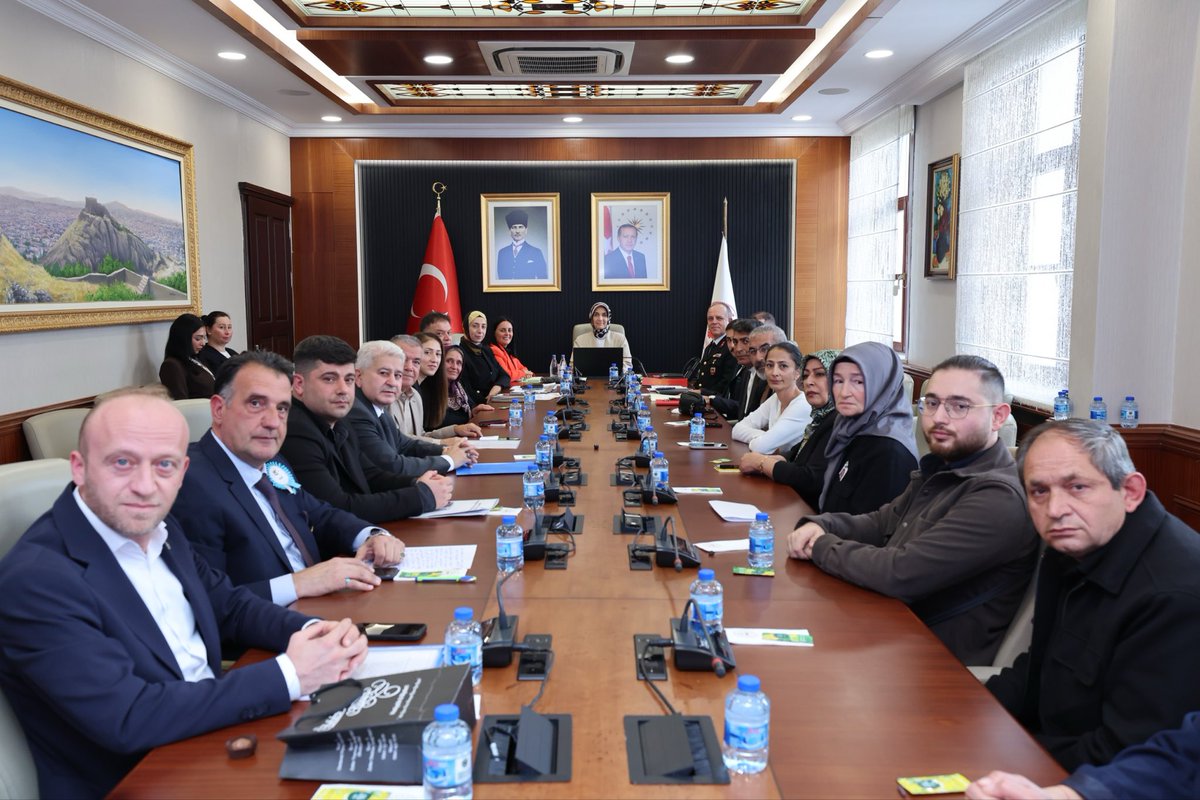 hatice_atan73's tweet photo. 🇹🇷 Vefa ve Minnetle

İçişleri Bakan Yardımcımız Sayın Doç. Dr. Kübra Güran Yiğitbaşı’ nın riyasetinde; 

Vatanımızın bekası uğruna canlarını feda eden aziz şehitlerimizin bizlere emaneti olan kıymetli ailelerimiz ve onur timsali gazilerimizle bir araya geldik. Gönlü vatan sevgisiyle dolu, sabrın ve metanetin timsali olan tüm şehit ailelerimiz ve gazilerimiz her zaman başımızın tacı, gönlümüzün en müstesna yerinde olacaklardır. 

Devletimizin şefkat eli ve tüm imkânları, güçlü bir iradeyle daima yanlarında olacaktır.

@kubrayigitbasi