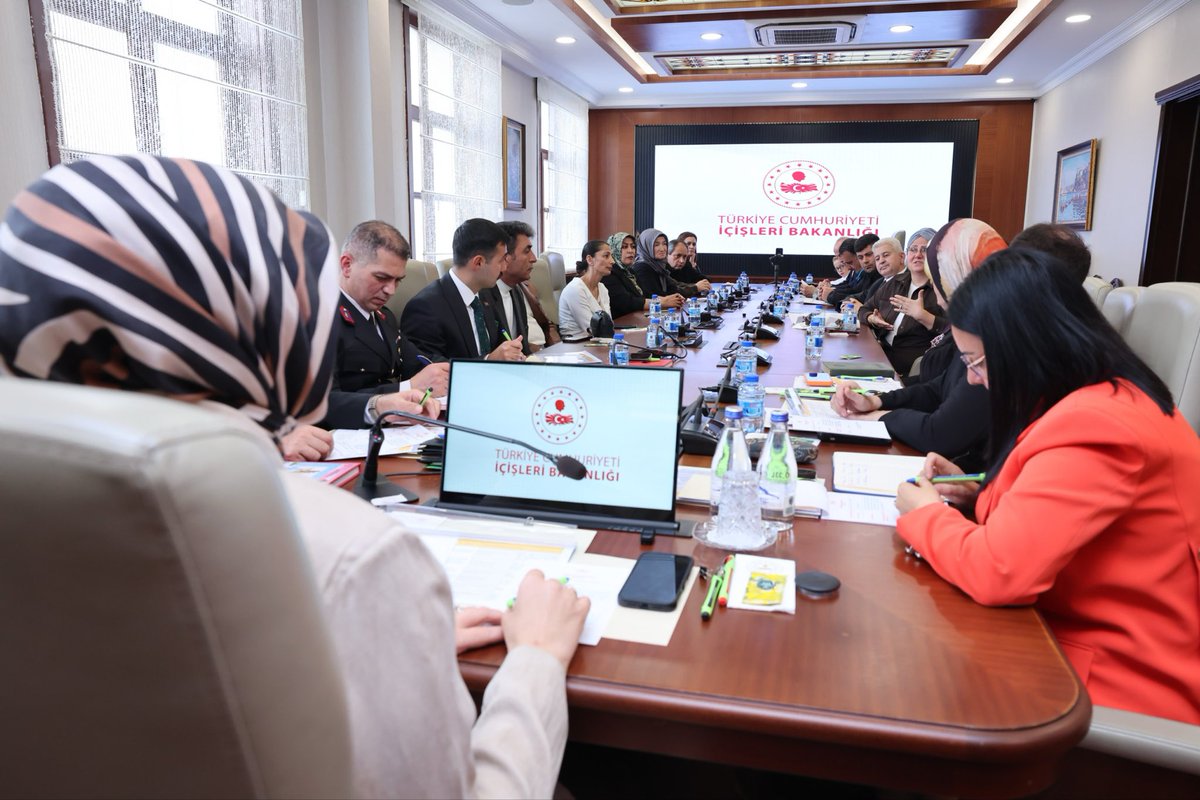 hatice_atan73's tweet photo. 🇹🇷 Vefa ve Minnetle

İçişleri Bakan Yardımcımız Sayın Doç. Dr. Kübra Güran Yiğitbaşı’ nın riyasetinde; 

Vatanımızın bekası uğruna canlarını feda eden aziz şehitlerimizin bizlere emaneti olan kıymetli ailelerimiz ve onur timsali gazilerimizle bir araya geldik. Gönlü vatan sevgisiyle dolu, sabrın ve metanetin timsali olan tüm şehit ailelerimiz ve gazilerimiz her zaman başımızın tacı, gönlümüzün en müstesna yerinde olacaklardır. 

Devletimizin şefkat eli ve tüm imkânları, güçlü bir iradeyle daima yanlarında olacaktır.

@kubrayigitbasi