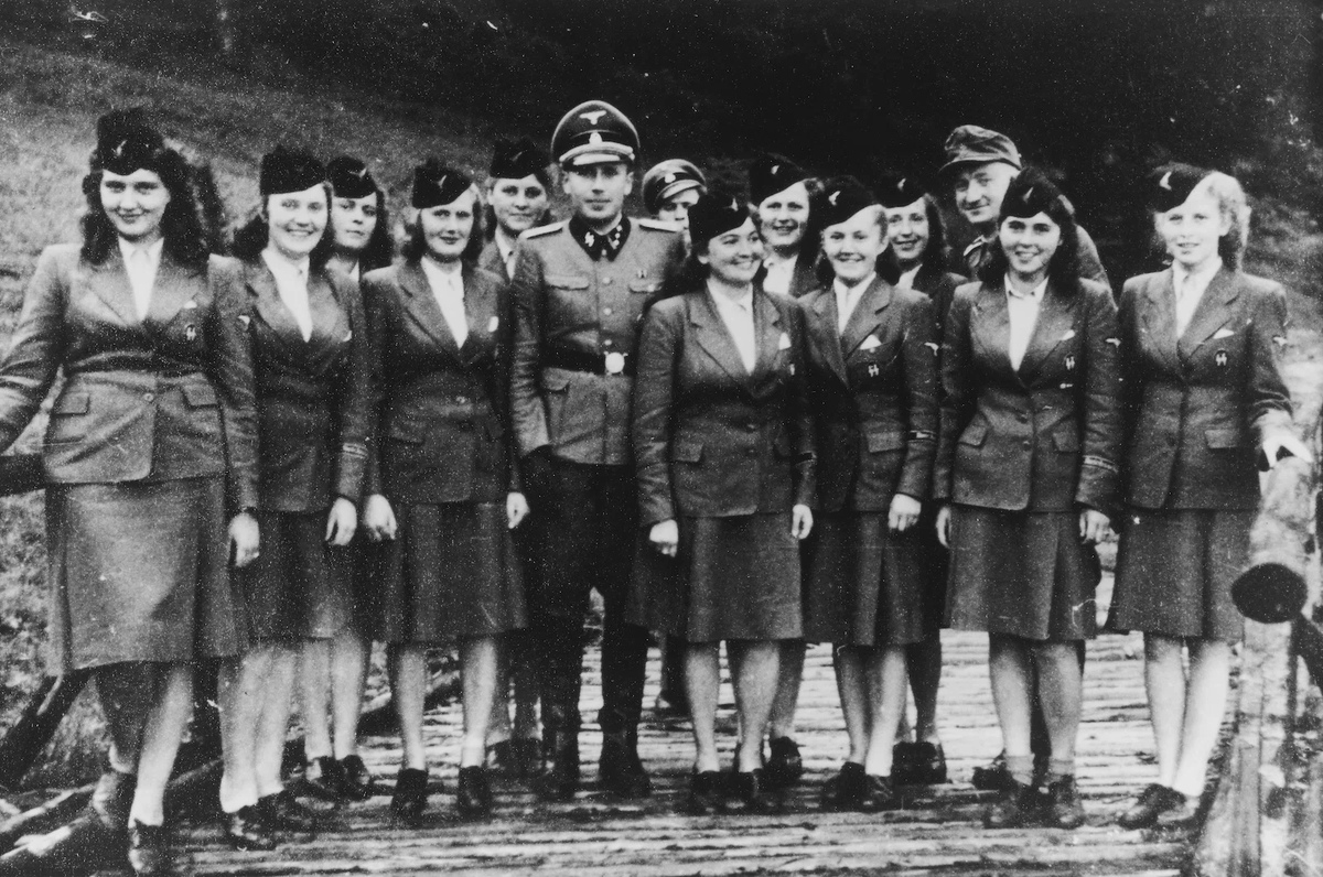 Prototype27F's tweet photo. Here's a pic of some female guards/auxiliares from Auschwitz. 

Gender never stopped anyone from partaking in atrocities. https://t.co/0hRU9BkyyC