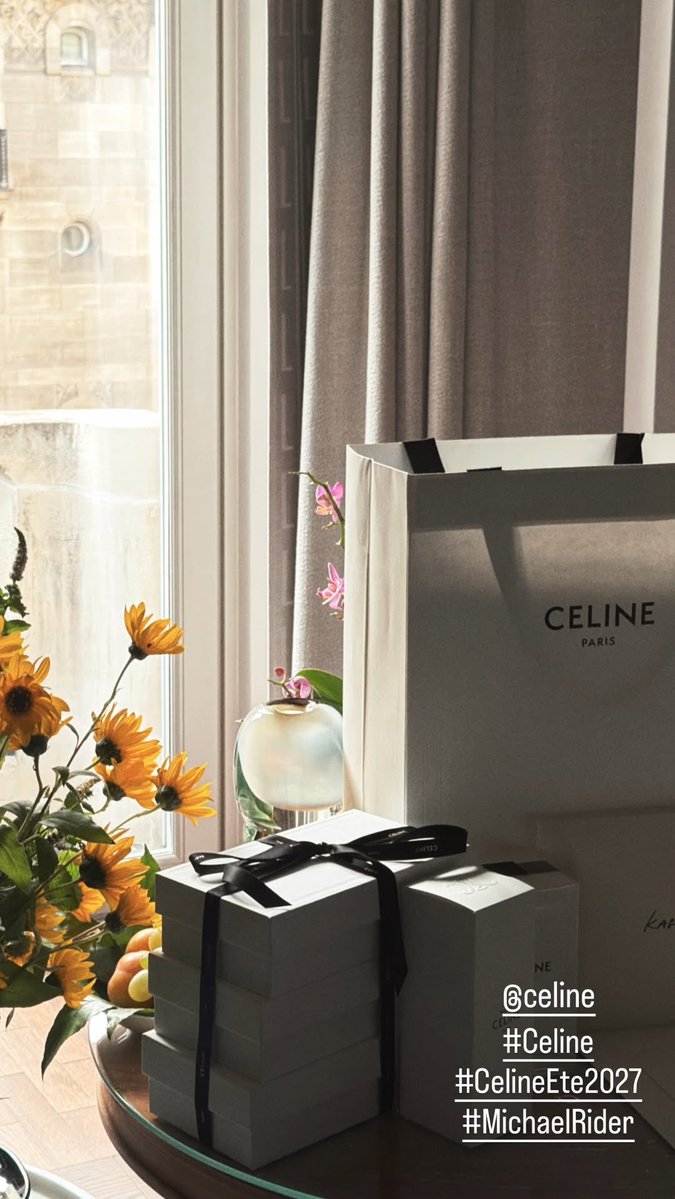 FORCEBOOKFAMILY's tweet photo. 🎁

IGs : kasibook_
BOOK X CELINE PFW27
#BookKasidet
#Celine #CelineEte2027
#MichaelRider #kasibook https://t.co/WO9DfU3XNr