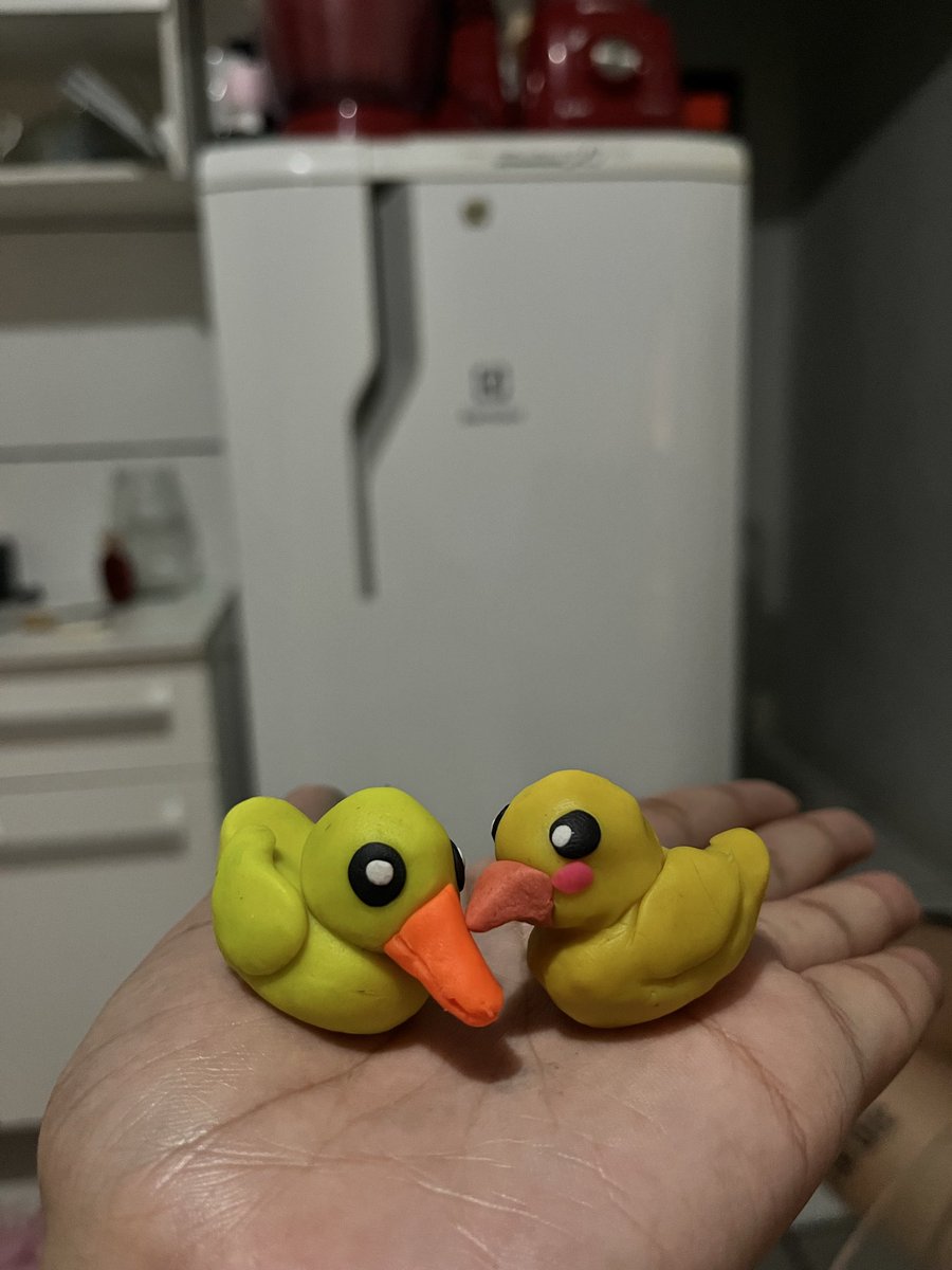 Looyny's tweet photo. A gnt tava MALUCAAAS pra “brincar” disso, e obviamente ela ganhou. 

Detalhe: Eu tava alta de vinho quando fiz esse rato de massinha. Acho que isso explica muita coisa. KKKKK https://t.co/WkmTCVv4fx