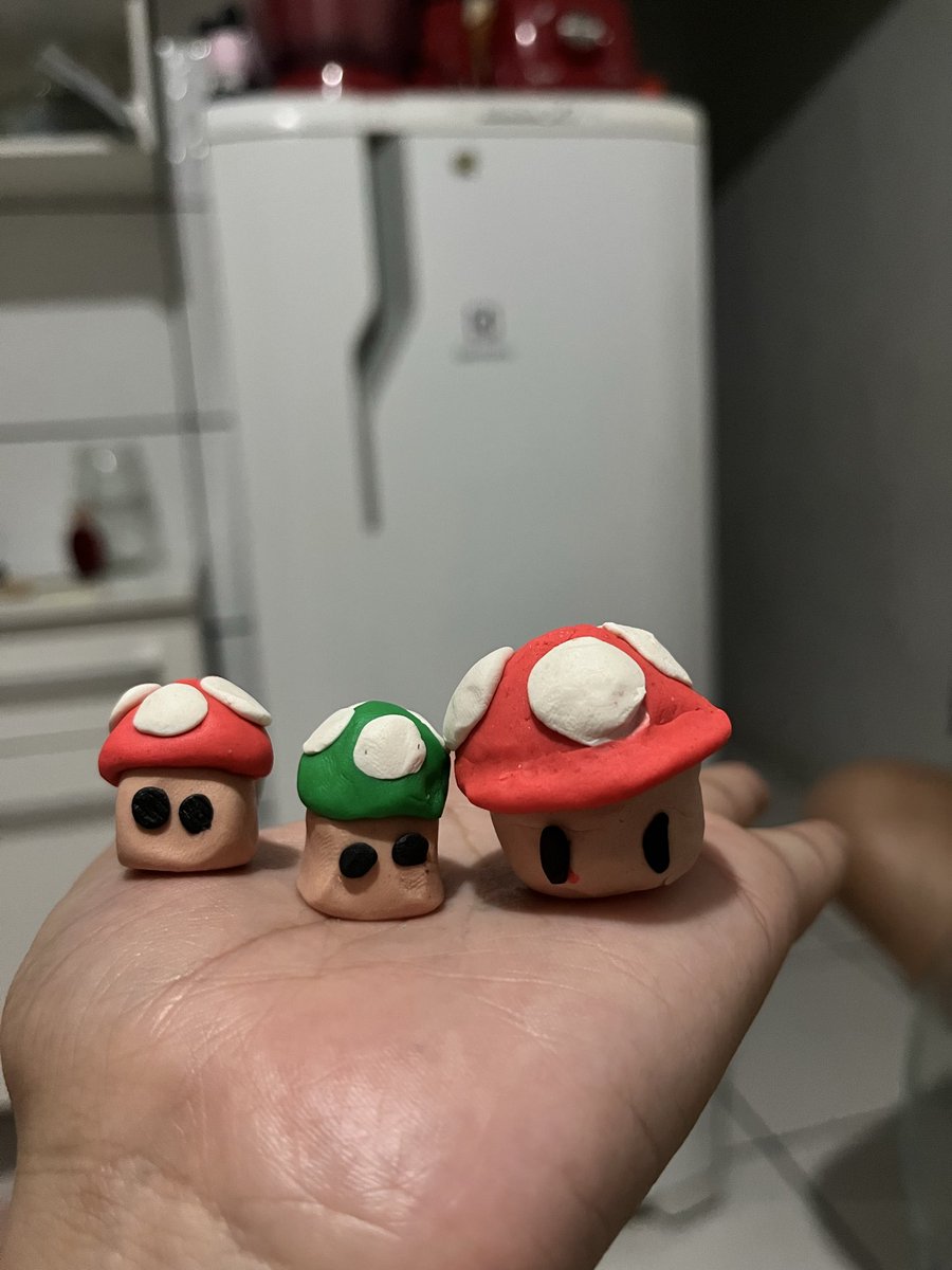 Looyny's tweet photo. A gnt tava MALUCAAAS pra “brincar” disso, e obviamente ela ganhou. 

Detalhe: Eu tava alta de vinho quando fiz esse rato de massinha. Acho que isso explica muita coisa. KKKKK https://t.co/WkmTCVv4fx