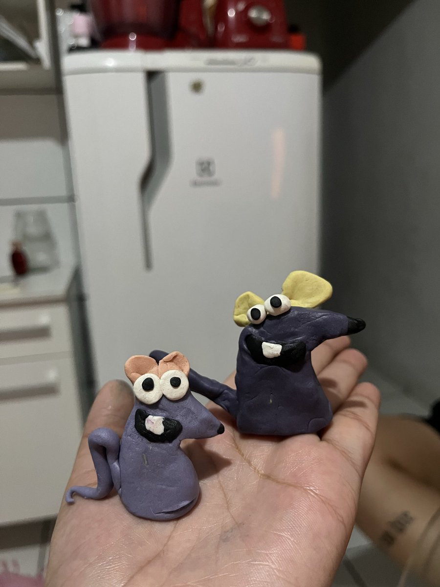 Looyny's tweet photo. A gnt tava MALUCAAAS pra “brincar” disso, e obviamente ela ganhou. 

Detalhe: Eu tava alta de vinho quando fiz esse rato de massinha. Acho que isso explica muita coisa. KKKKK https://t.co/WkmTCVv4fx