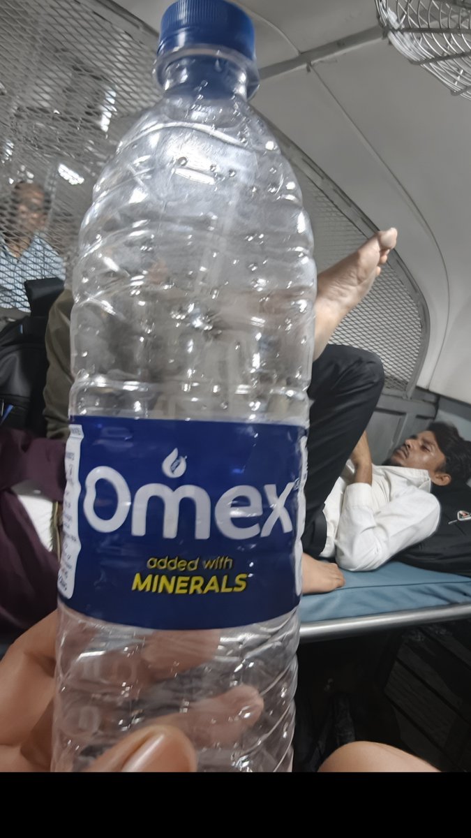 DeepakJata90414's tweet photo. ₹14 की Rail Neer बोतल ₹20 में बेची जा रही है। यात्रियों का आरोप है कि ट्रेन में कथित तौर पर बिना अधिकृत ब्रांड की पानी की बोतलें भी बेची जा रही हैं।
जब बोतल पर MRP साफ लिखी है तो यात्रियों से अतिरिक्त ₹6 किस आधार पर?
 नोटों की चमक के आगे निगरानी व्यवस्था बेबस है 
@RailMinIndia https://t.co/TK3JdMERCK