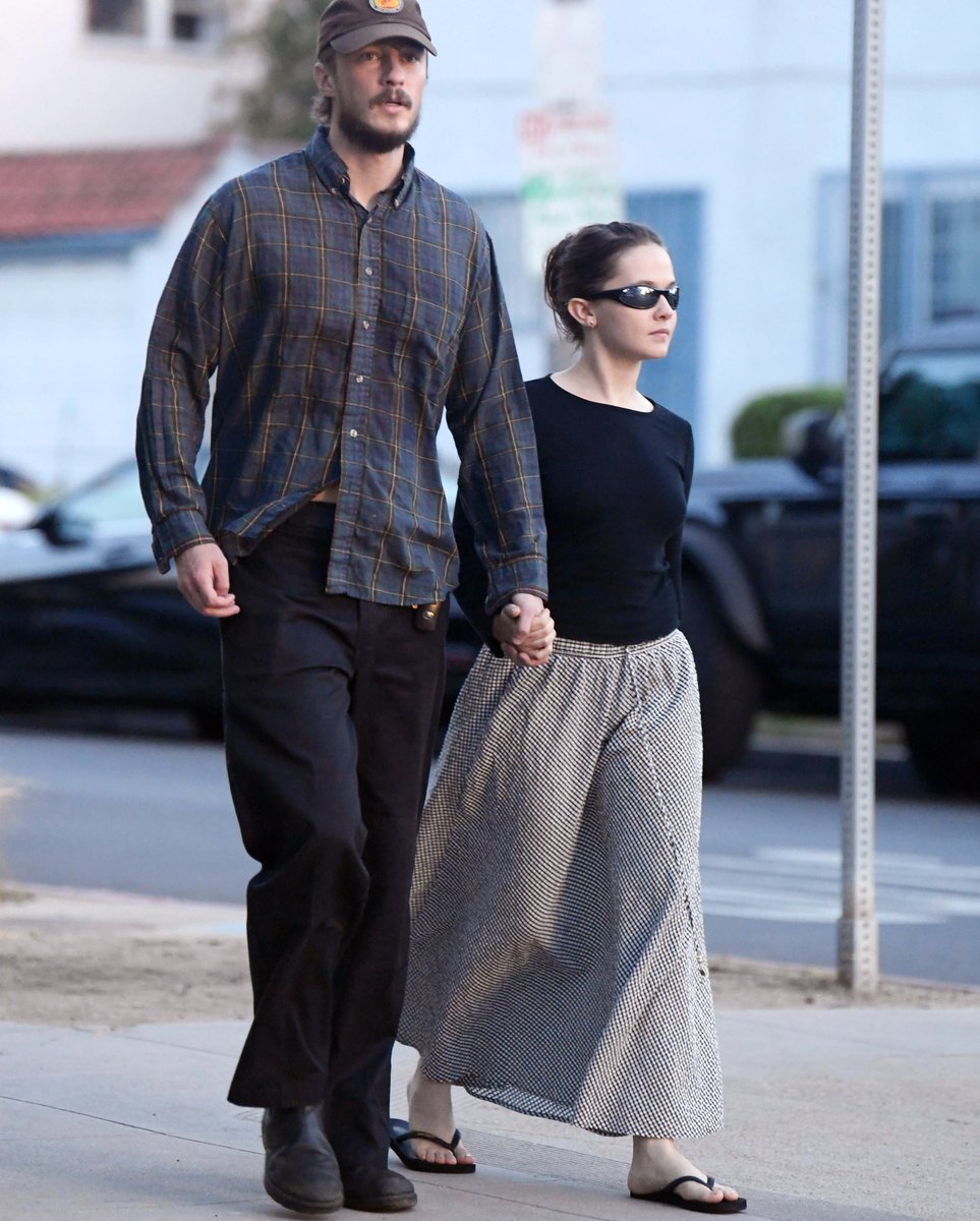 starkeyupdated's tweet photo. Drew Starkey with Cailee Spaeny in Los Angeles recently.

via deuxmoi/TheImageDirect. https://t.co/hFlZrUxkn2