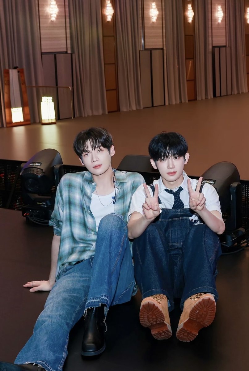 veeilc_'s tweet photo. 有人深夜emo了想自己的感情，想自己的未来，想自己的生活，想自己的金钱，我每到三更半夜，我又开始想念起我的家产。

YOONSIK SIWOO Pour Toujours #YOONSIKSIWOOINPARIS https://t.co/L2vFeFhPGr