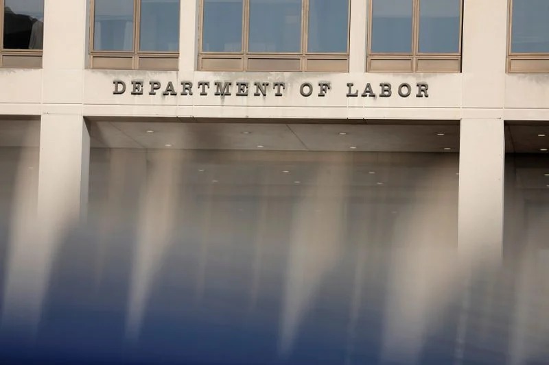 RobertMilldg's tweet photo. Weak September jobs data eased expectations for an October Fed rate hike—but the market’s initial rally faded.

🌈Nonfarm payrolls: +29,000 vs. +89,000 expected—the slowest growth this year.

🌈Revisions: July and August payrolls were revised down by a combined 60,000.

🌈Unemployment: Rose to 4.2% from 4.1%.

🌈Fed expectations: CME FedWatch showed a roughly 22% chance of a 25-basis-point hike and a 78% chance of no change.

🌈Stocks and Treasuries initially rallied, but stocks later pared gains as yields rebounded. The 10-year Treasury yield rose 3.4 basis points to 5.272%.

JPMorgan’s Michael Feroli noted that average monthly job gains over the past three months fell to 51,000, close to the pace needed to keep up with labor supply growth.#spy #qqq $QQQ